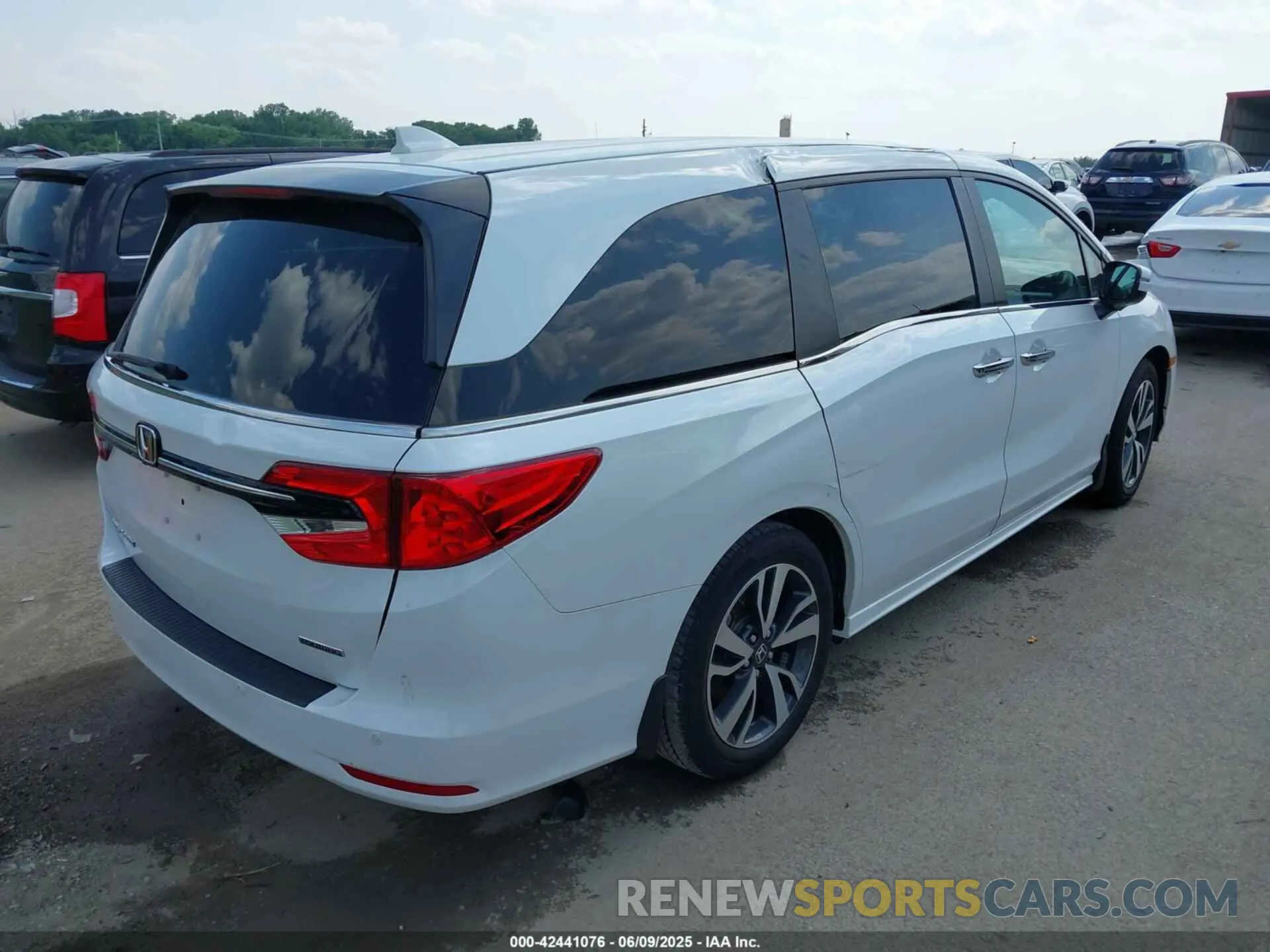 4 Photograph of a damaged car 5FNRL6H8XPB038875 HONDA ODYSSEY 2023