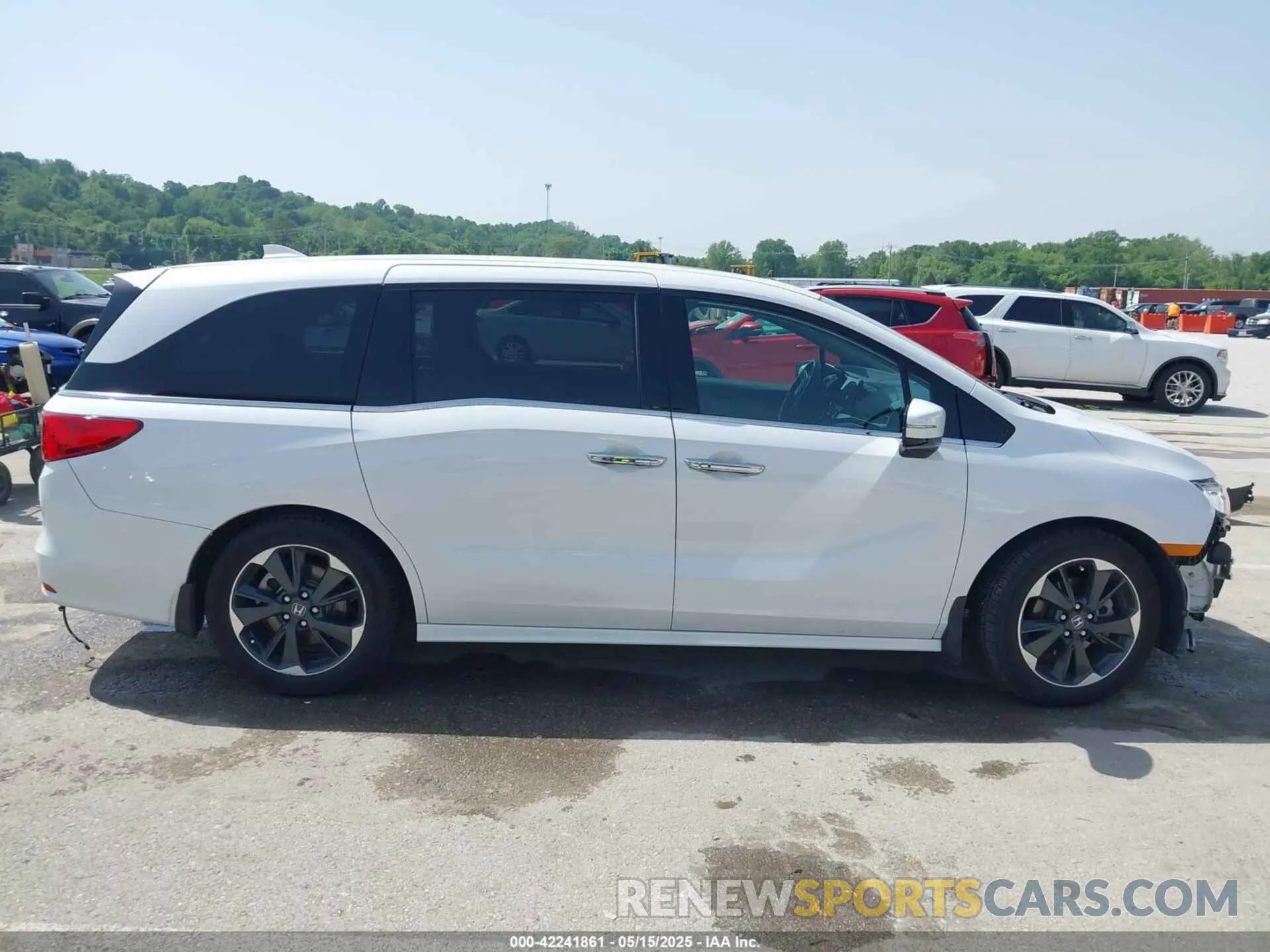 13 Photograph of a damaged car 5FNRL6H94PB015584 HONDA ODYSSEY 2023
