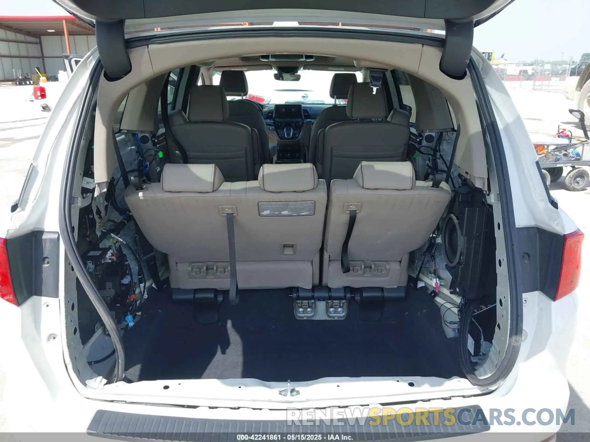 17 Photograph of a damaged car 5FNRL6H94PB015584 HONDA ODYSSEY 2023
