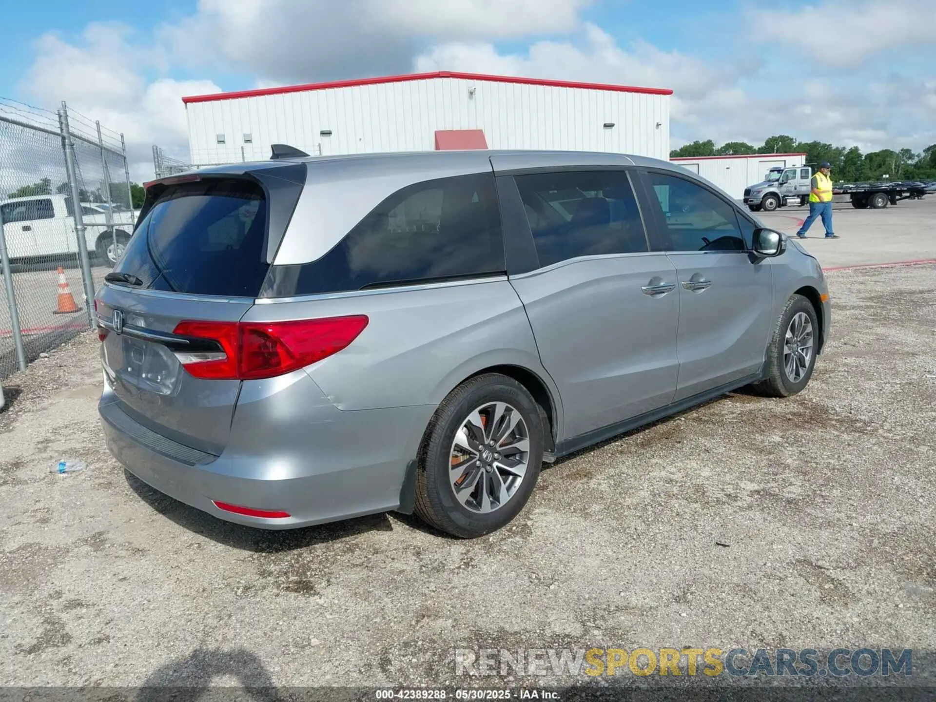 4 Photograph of a damaged car 5FNRL6H64RB012970 HONDA ODYSSEY 2024