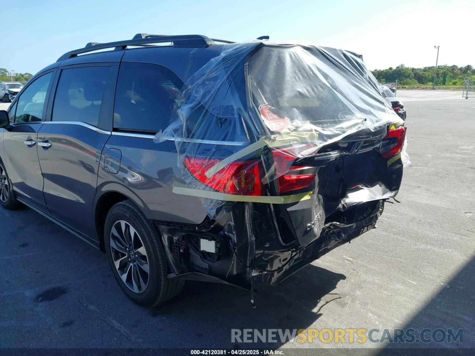 18 Photograph of a damaged car 5FNRL6H65RB069145 HONDA ODYSSEY 2024