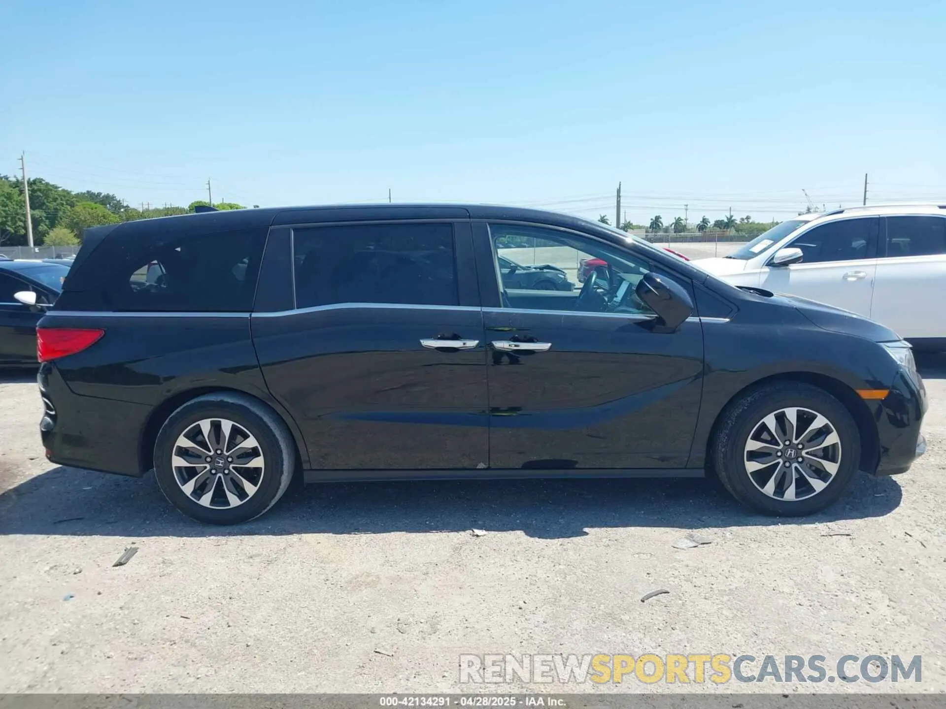 13 Photograph of a damaged car 5FNRL6H68RB017184 HONDA ODYSSEY 2024