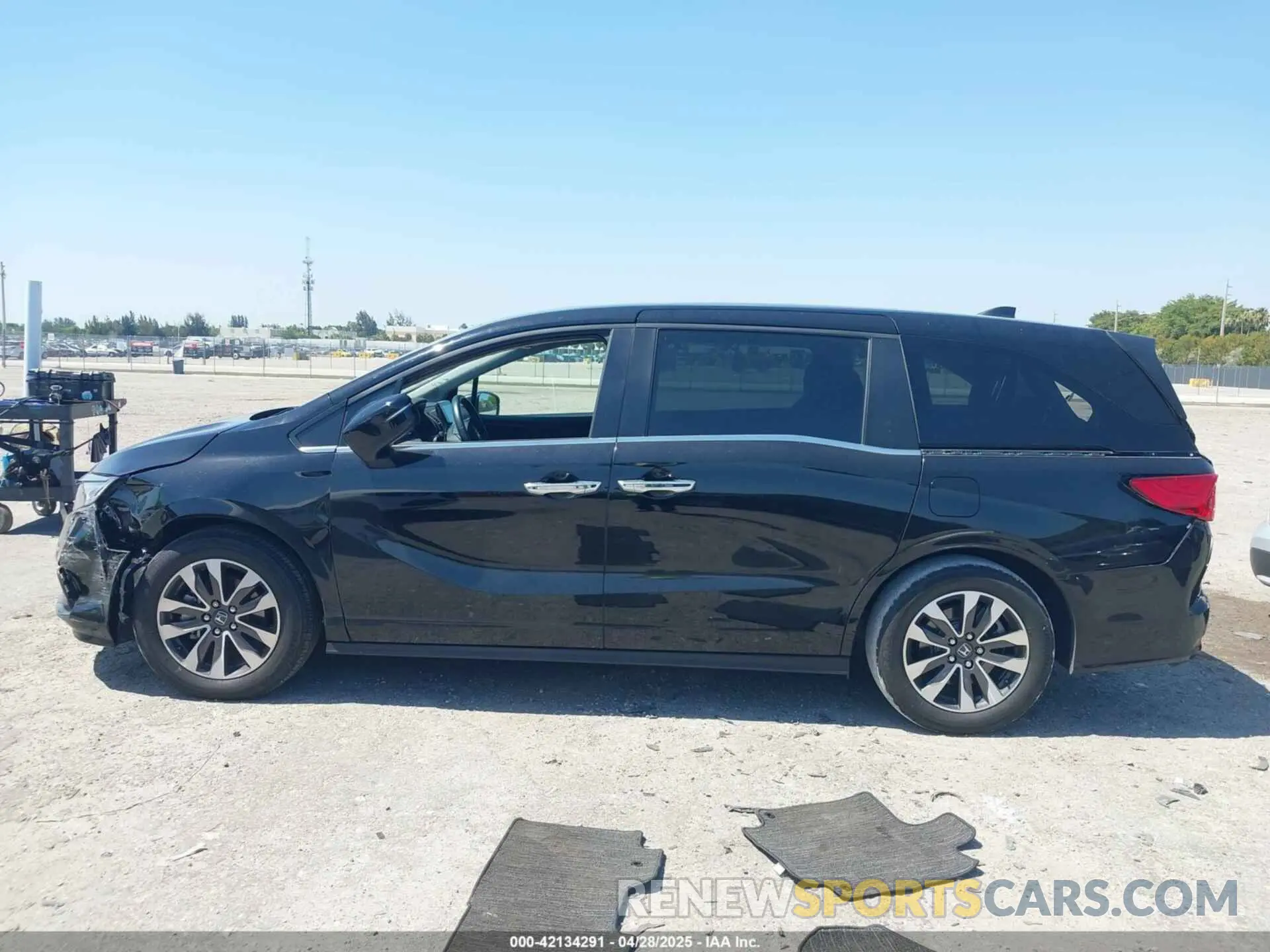 14 Photograph of a damaged car 5FNRL6H68RB017184 HONDA ODYSSEY 2024