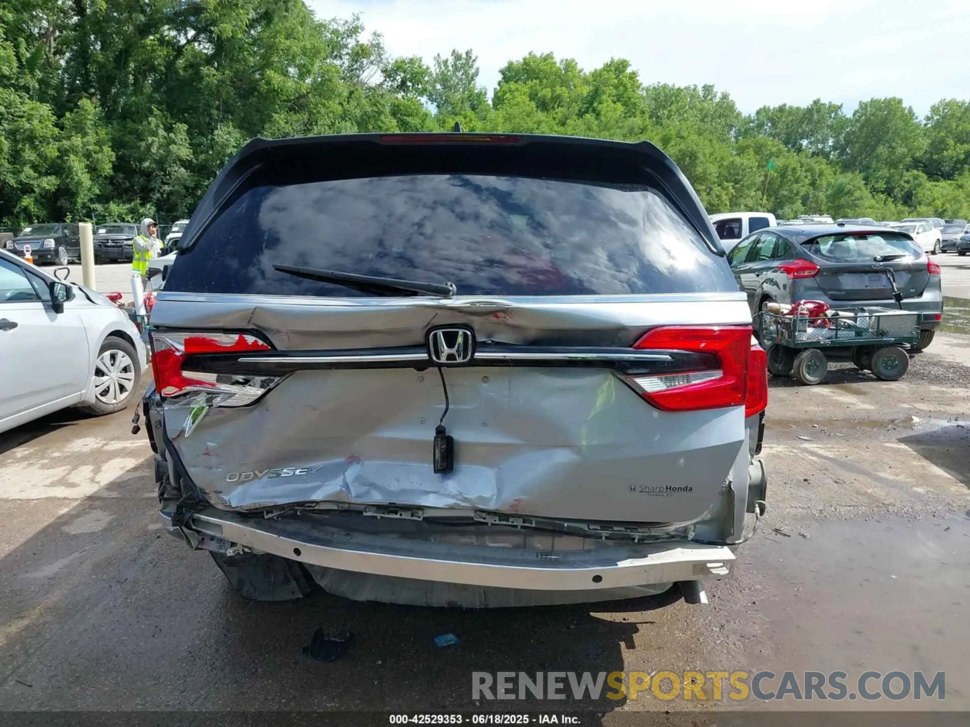 17 Photograph of a damaged car 5FNRL6H69RB032969 HONDA ODYSSEY 2024