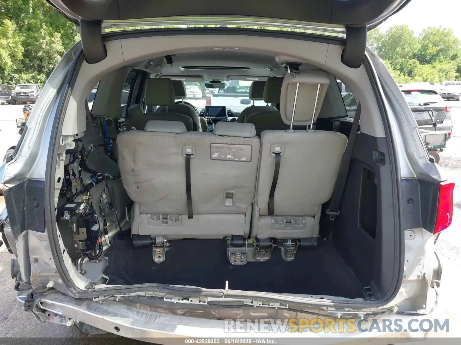 18 Photograph of a damaged car 5FNRL6H69RB032969 HONDA ODYSSEY 2024