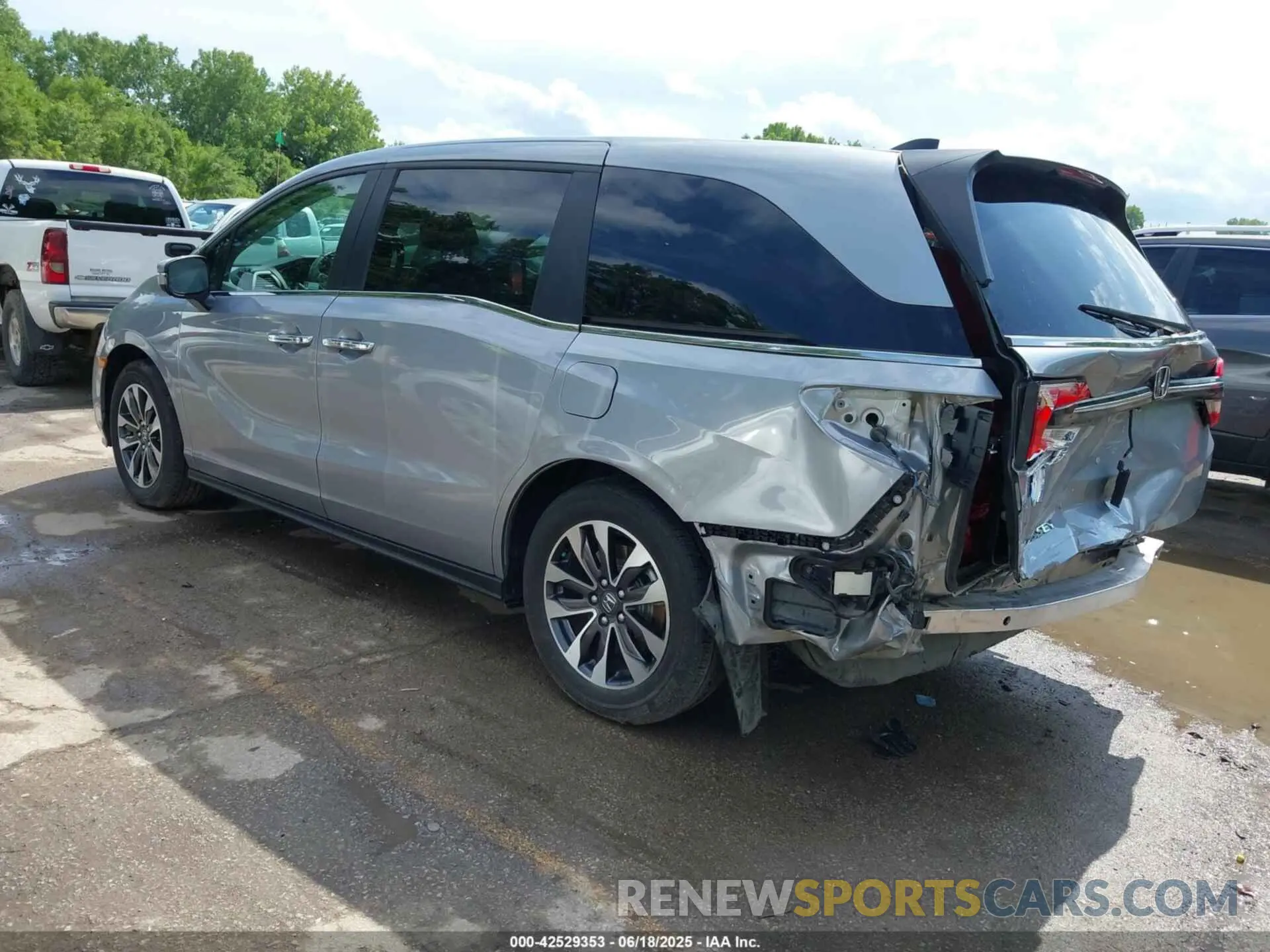 3 Photograph of a damaged car 5FNRL6H69RB032969 HONDA ODYSSEY 2024