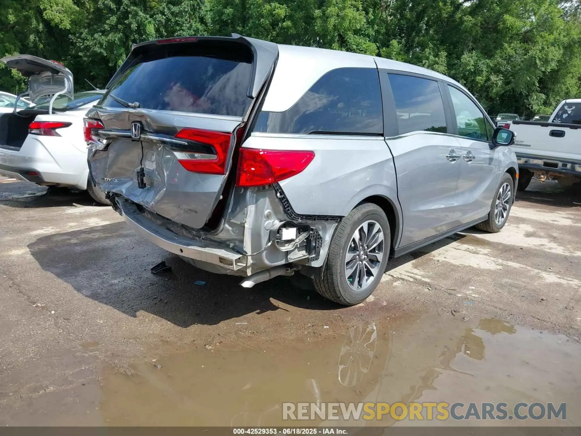 4 Photograph of a damaged car 5FNRL6H69RB032969 HONDA ODYSSEY 2024