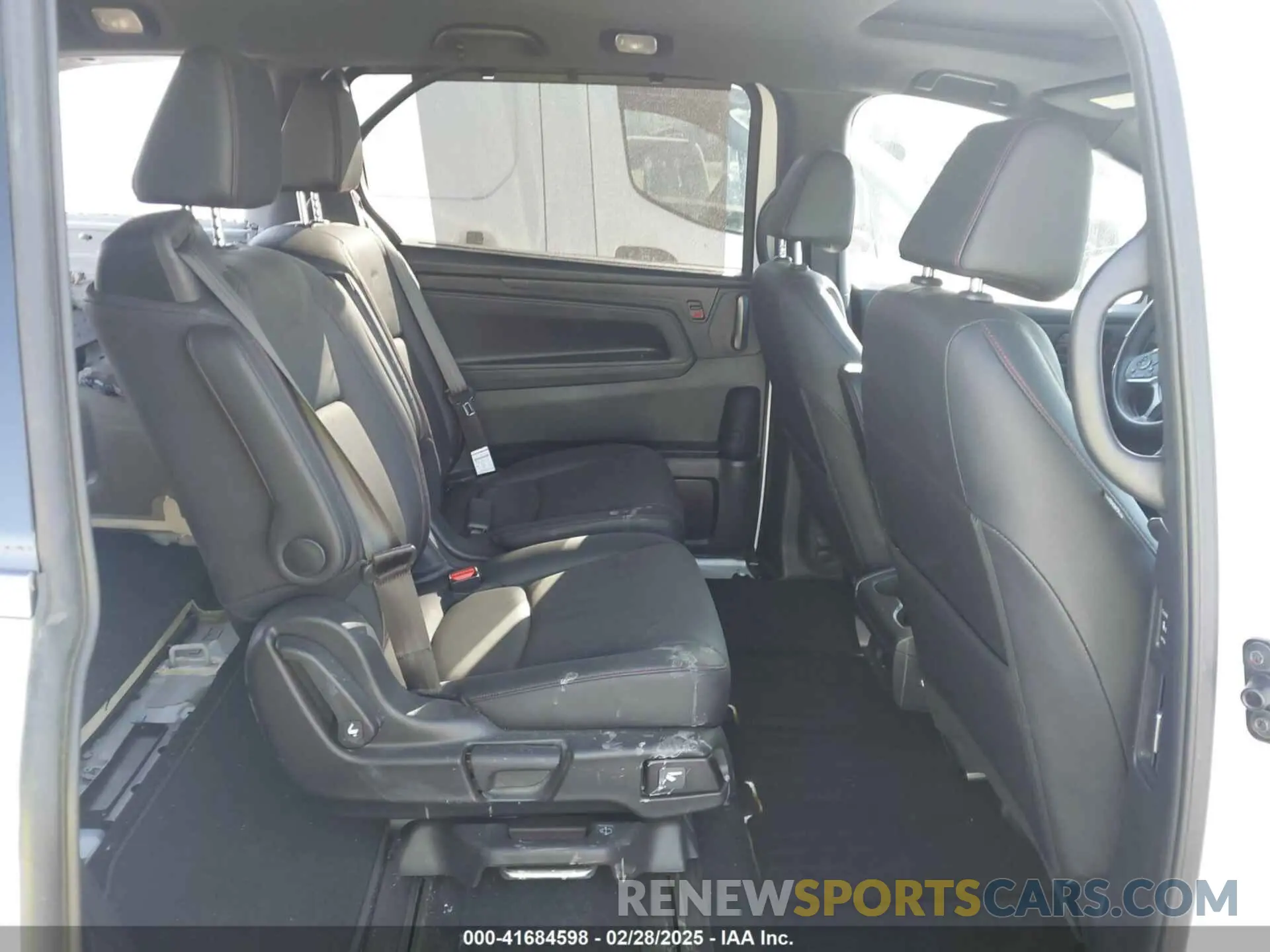 8 Photograph of a damaged car 5FNRL6H70RB061575 HONDA ODYSSEY 2024