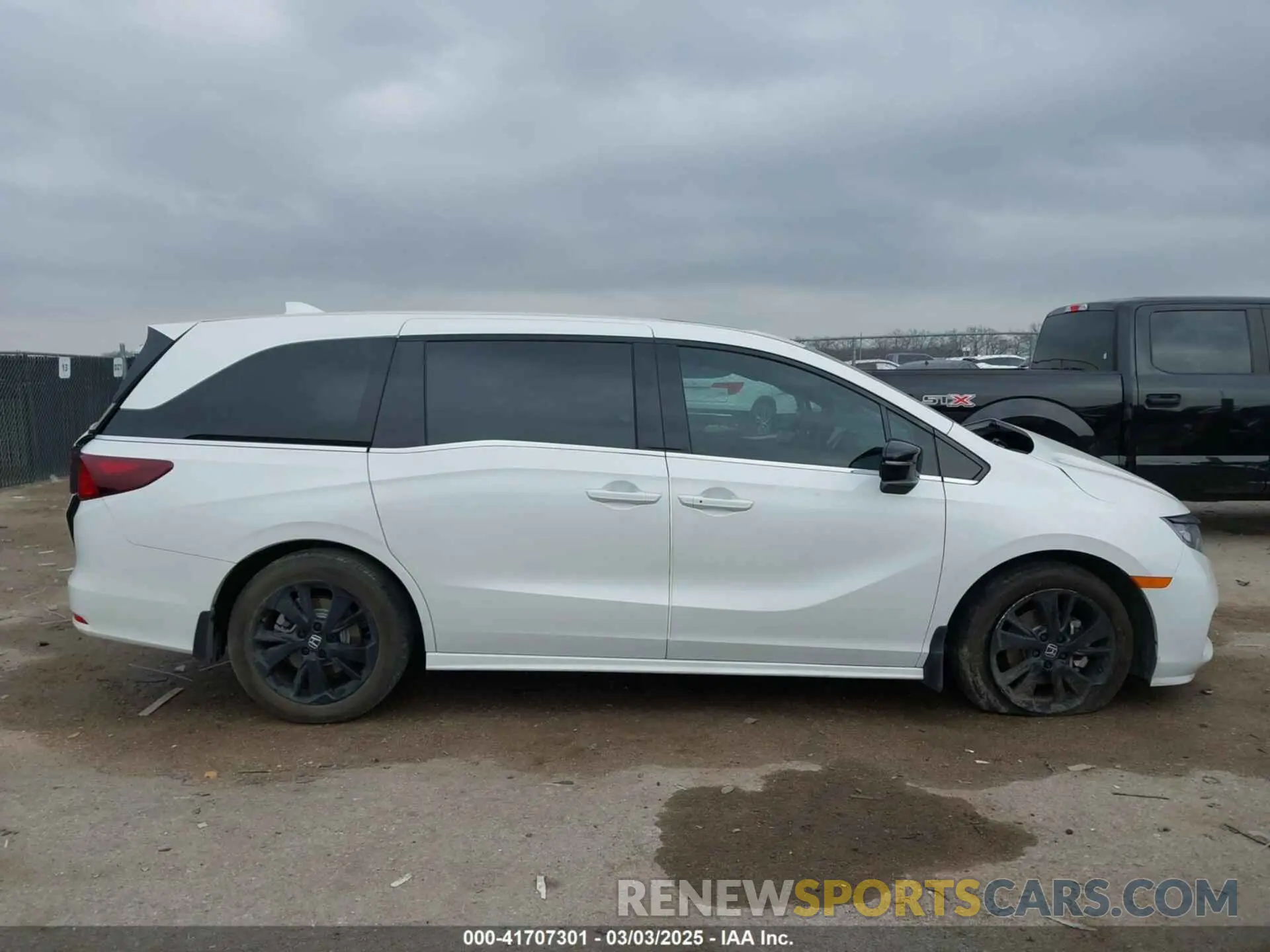 12 Photograph of a damaged car 5FNRL6H72RB008862 HONDA ODYSSEY 2024