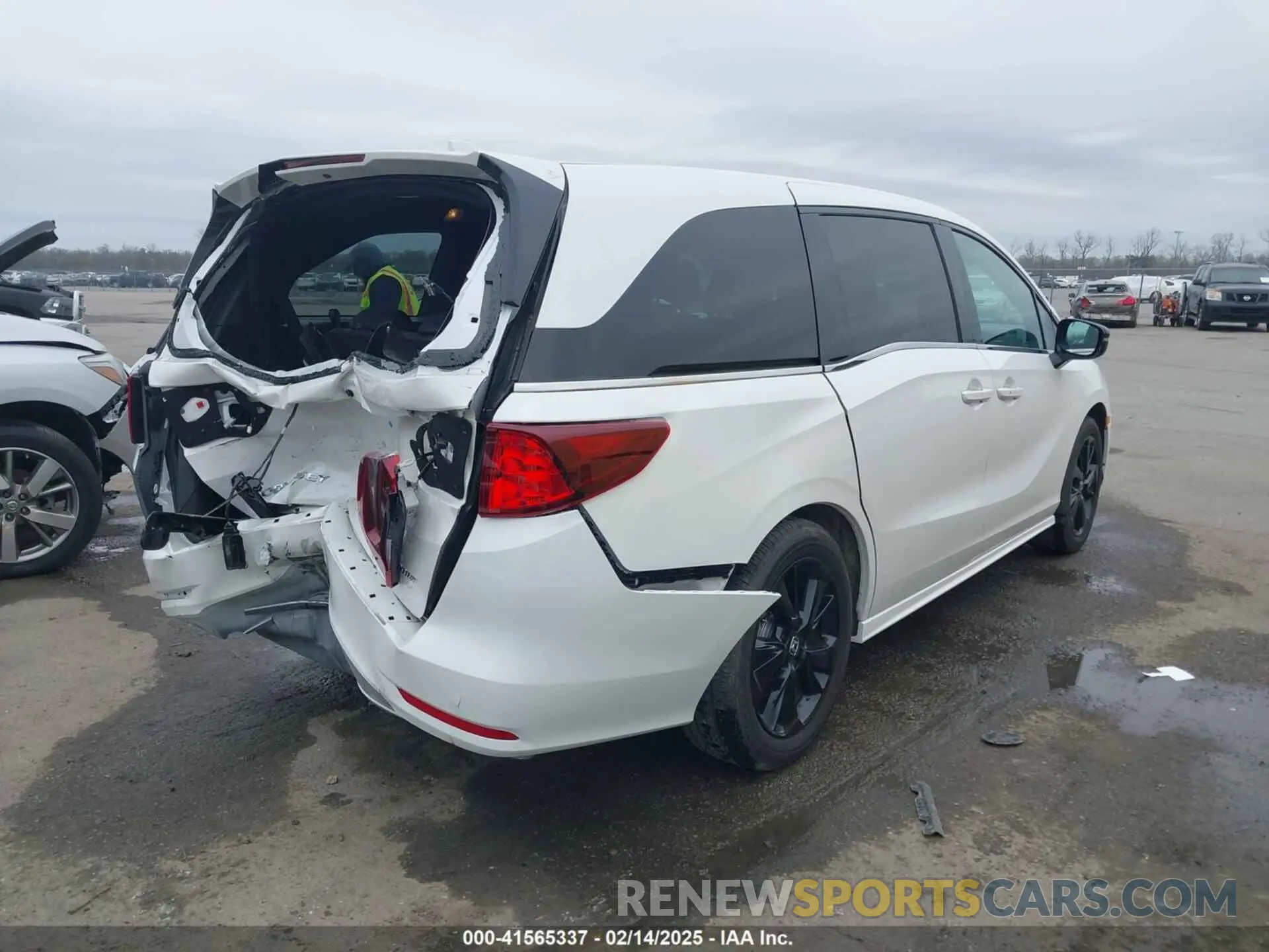 4 Photograph of a damaged car 5FNRL6H74RB069338 HONDA ODYSSEY 2024