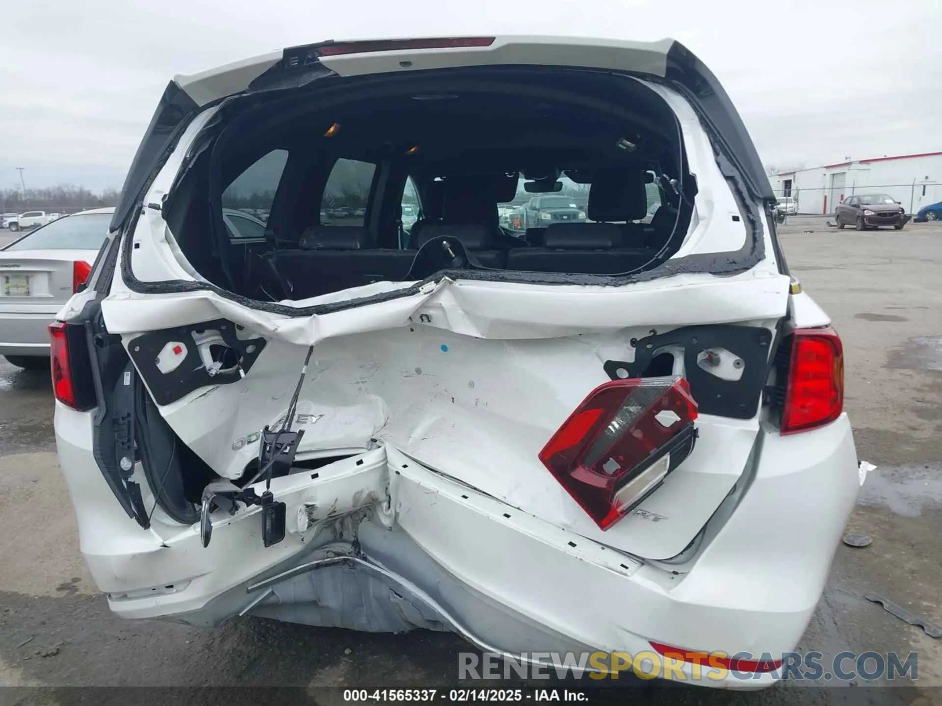 8 Photograph of a damaged car 5FNRL6H74RB069338 HONDA ODYSSEY 2024