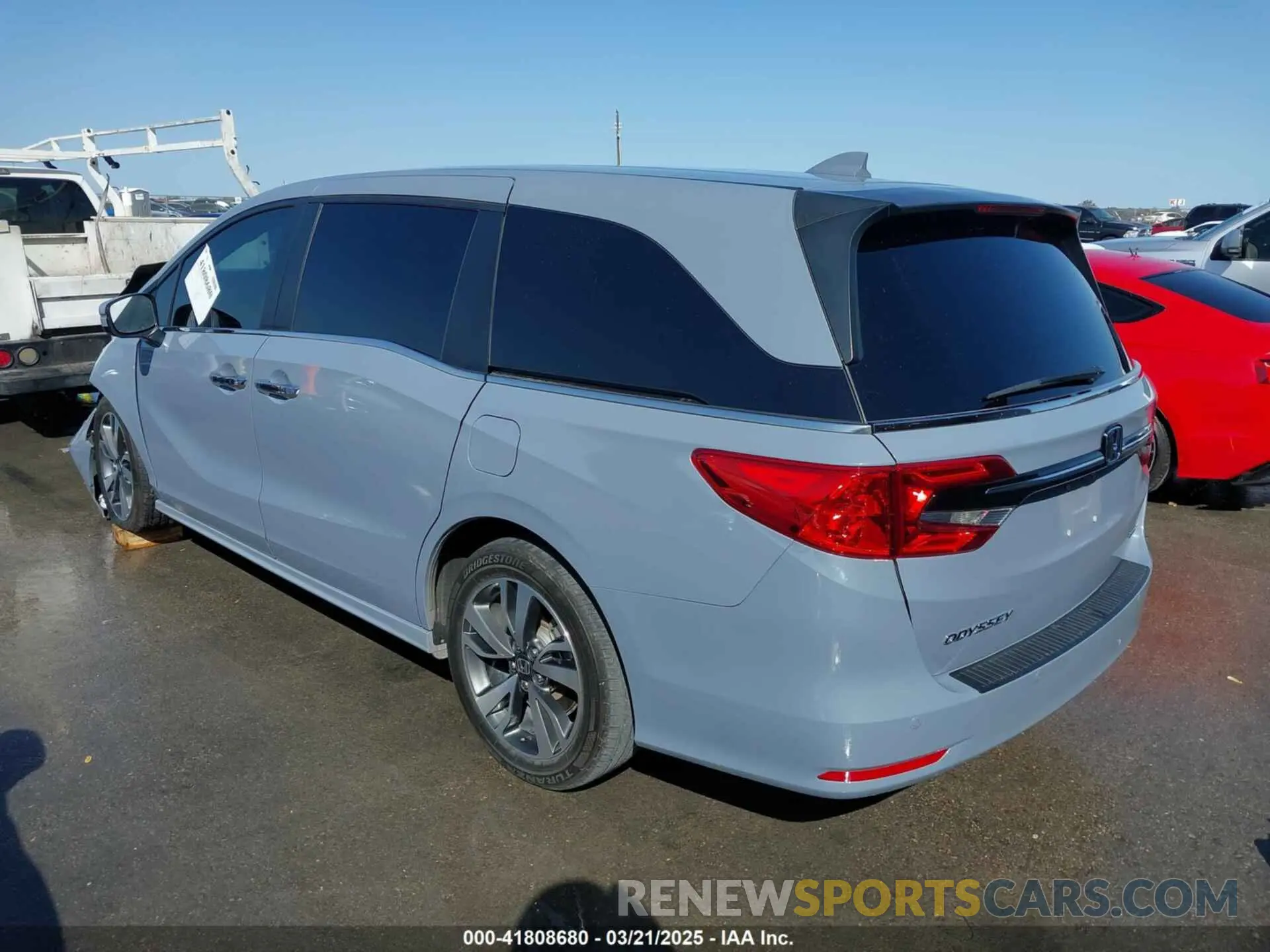 3 Photograph of a damaged car 5FNRL6H82RB027601 HONDA ODYSSEY 2024