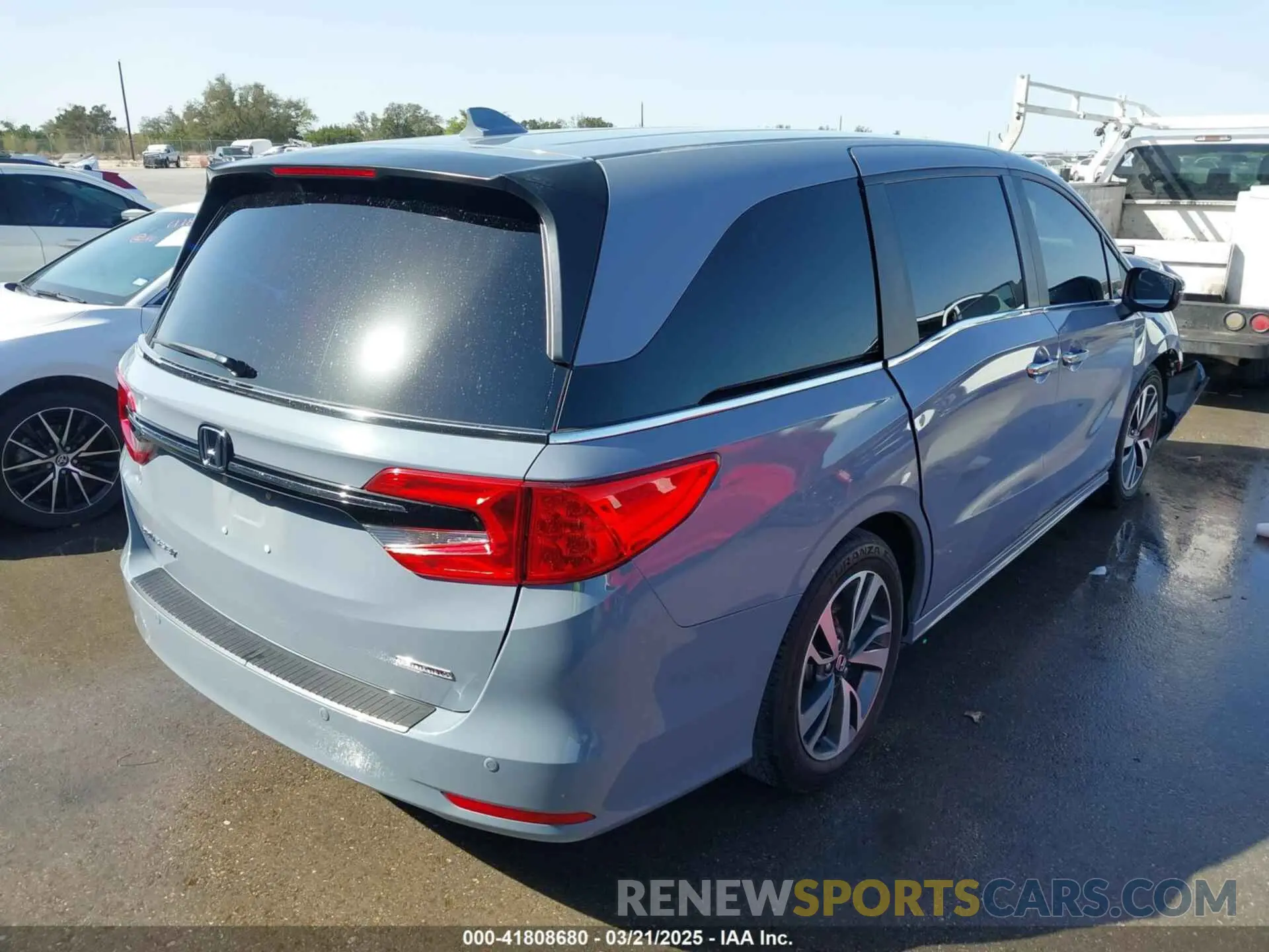 4 Photograph of a damaged car 5FNRL6H82RB027601 HONDA ODYSSEY 2024