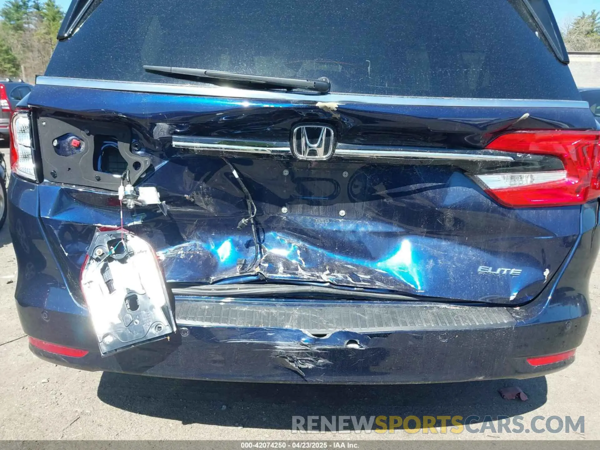 18 Photograph of a damaged car 5FNRL6H92RB037439 HONDA ODYSSEY 2024