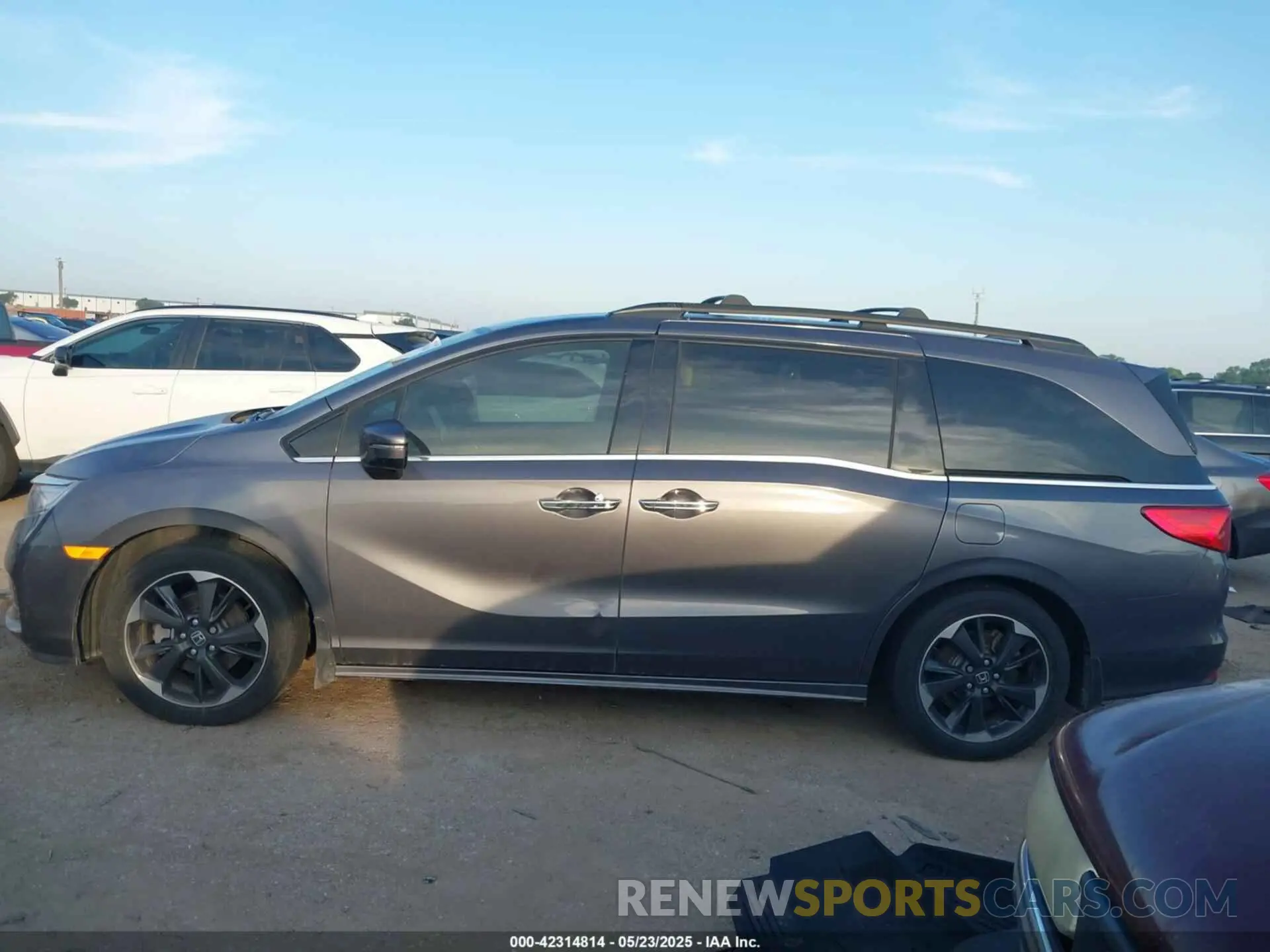 14 Photograph of a damaged car 5FNRL6H93RB023047 HONDA ODYSSEY 2024