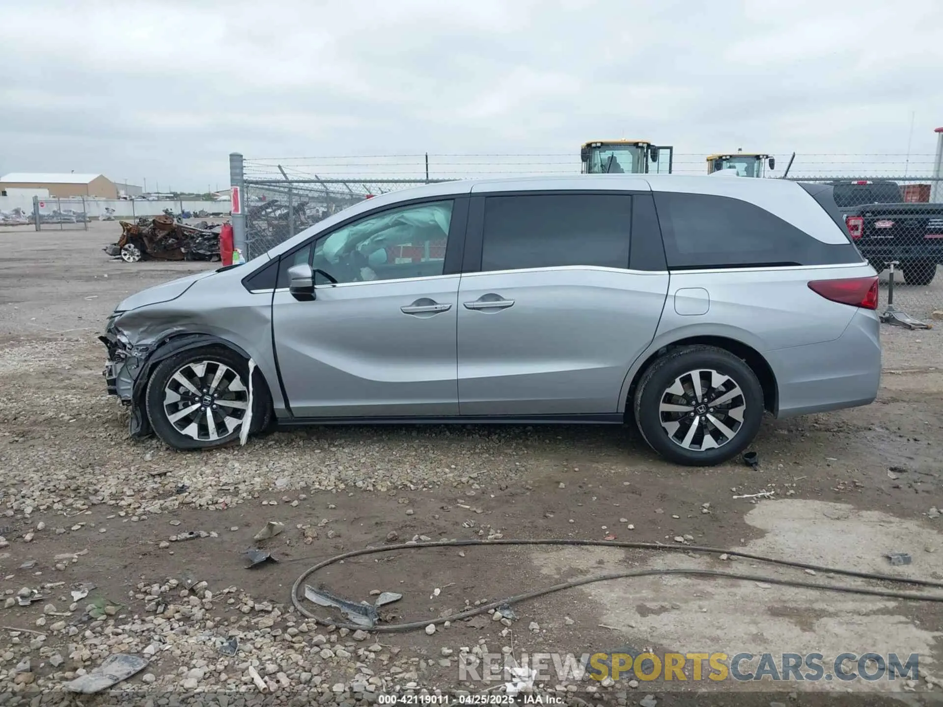14 Photograph of a damaged car 5FNRL6H69SB046103 HONDA ODYSSEY 2025
