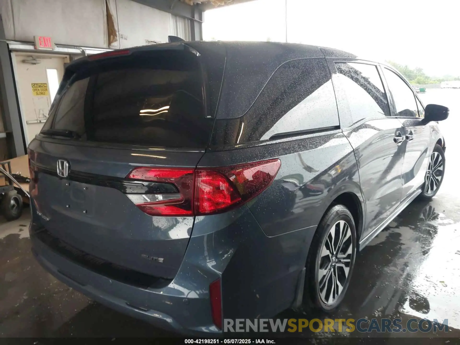 4 Photograph of a damaged car 5FNRL6H91SB015017 HONDA ODYSSEY 2025