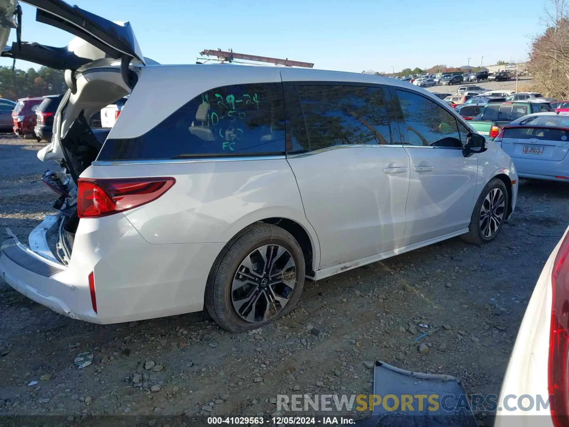 13 Photograph of a damaged car 5FNRL6H93SB001460 HONDA ODYSSEY 2025