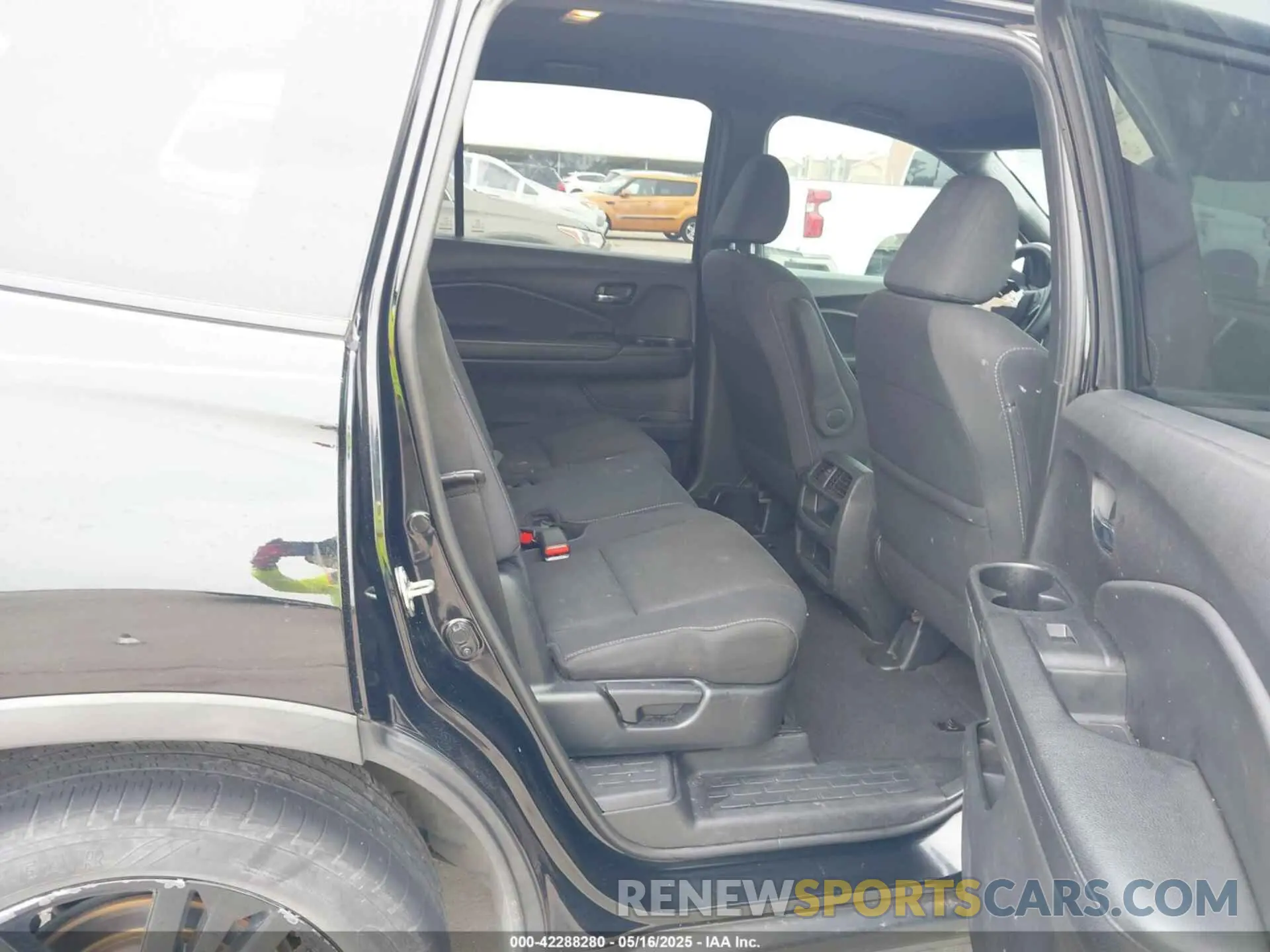 8 Photograph of a damaged car 5FNYF7H25KB008597 HONDA PASSPORT 2019