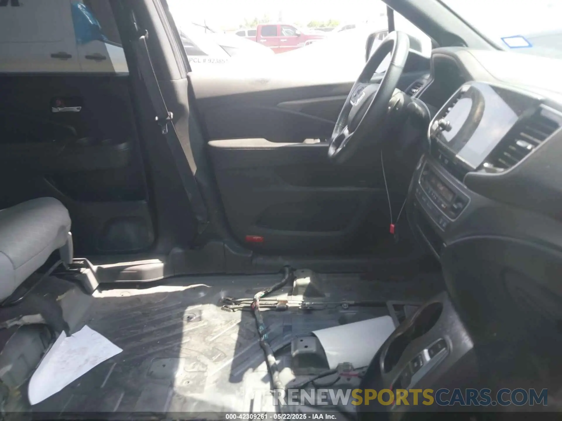 5 Photograph of a damaged car 5FNYF7H56KB005007 HONDA PASSPORT 2019