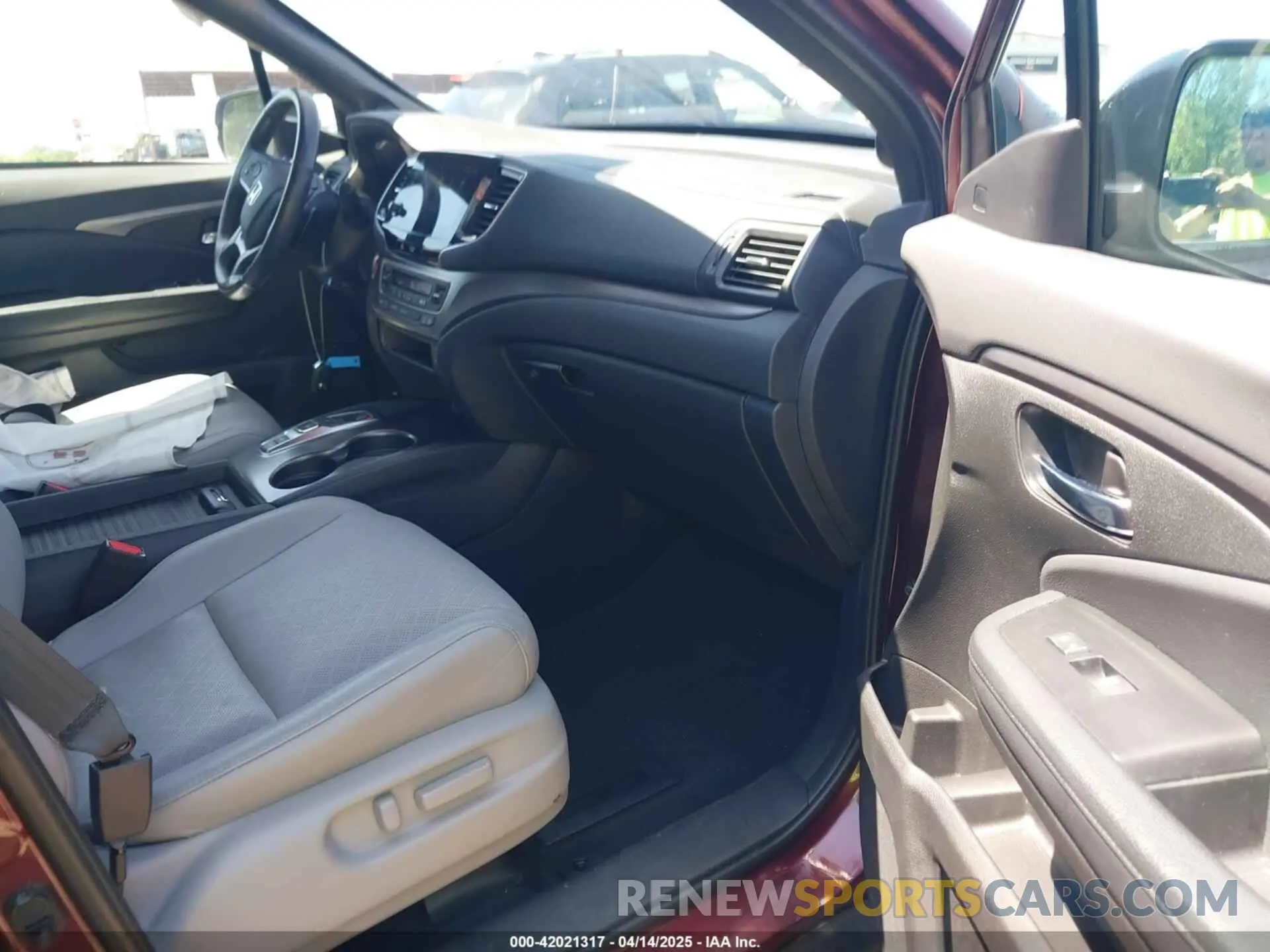 5 Photograph of a damaged car 5FNYF7H59KB009956 HONDA PASSPORT 2019