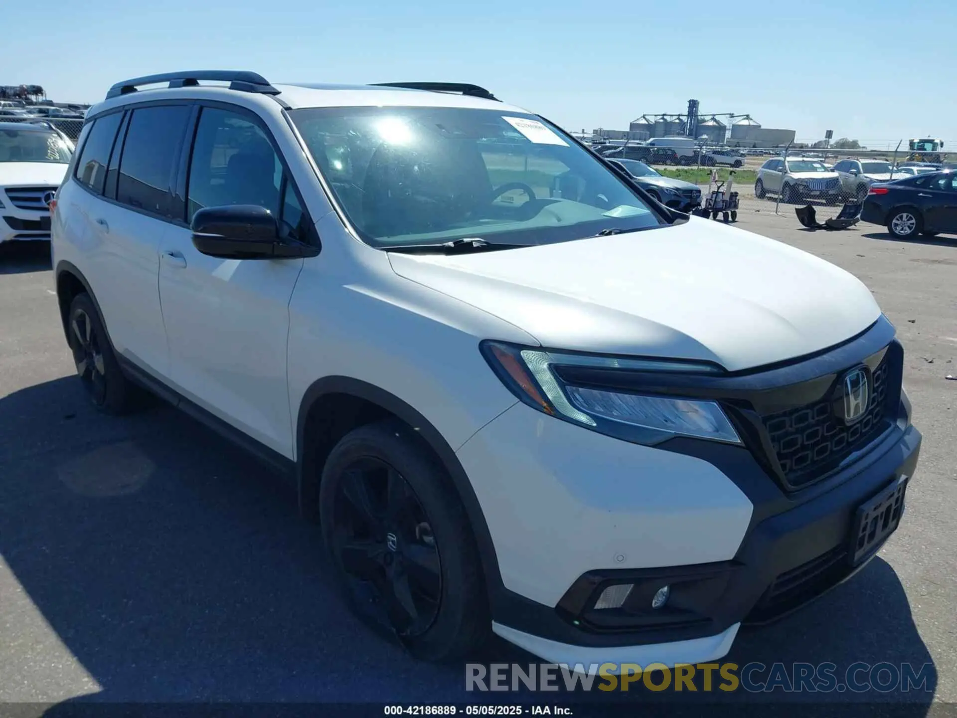 1 Photograph of a damaged car 5FNYF8H00KB006986 HONDA PASSPORT 2019