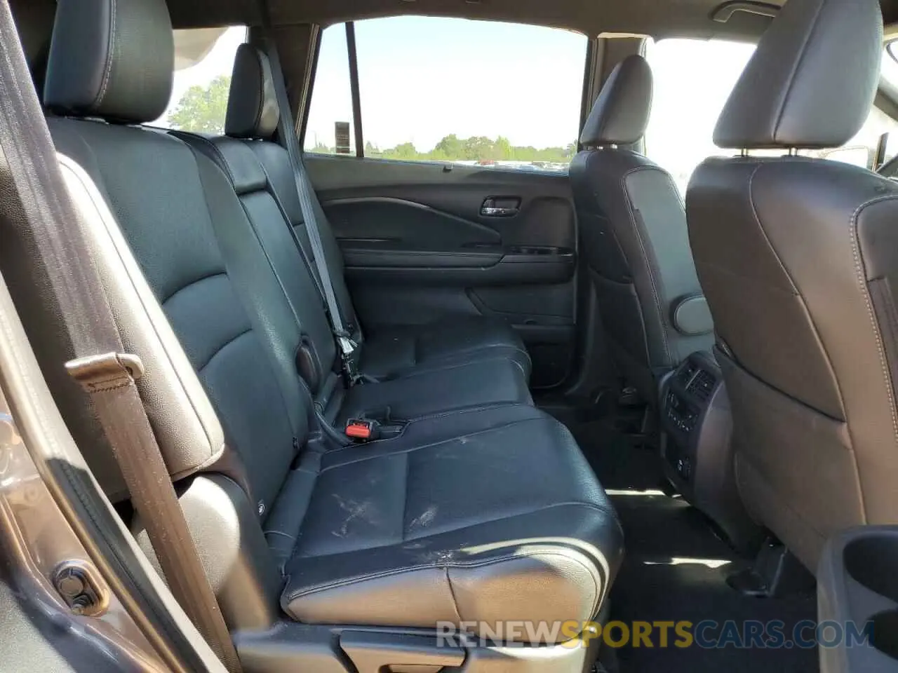 11 Photograph of a damaged car 5FNYF8H02KB004625 HONDA PASSPORT 2019