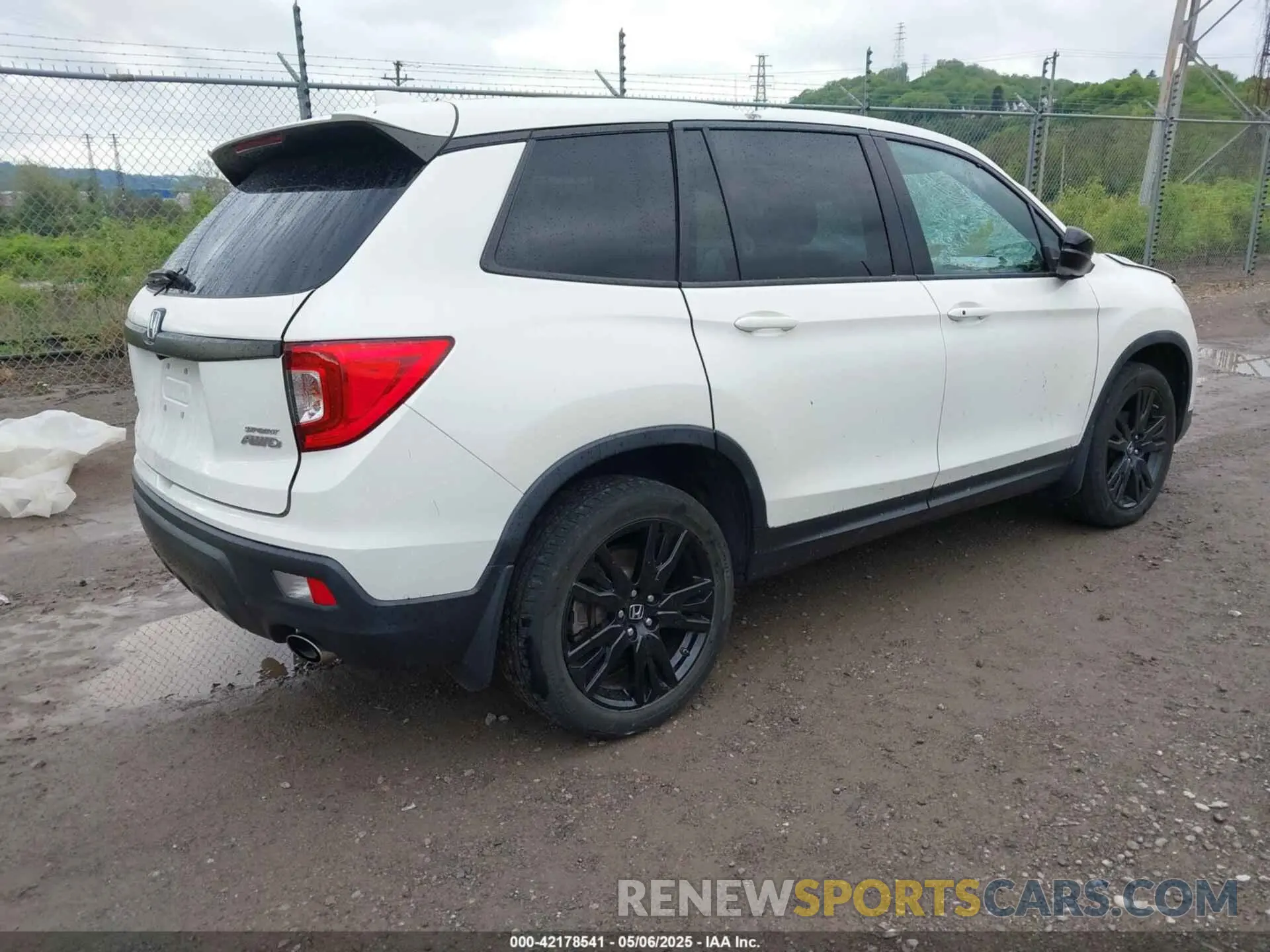 4 Photograph of a damaged car 5FNYF8H28KB010303 HONDA PASSPORT 2019