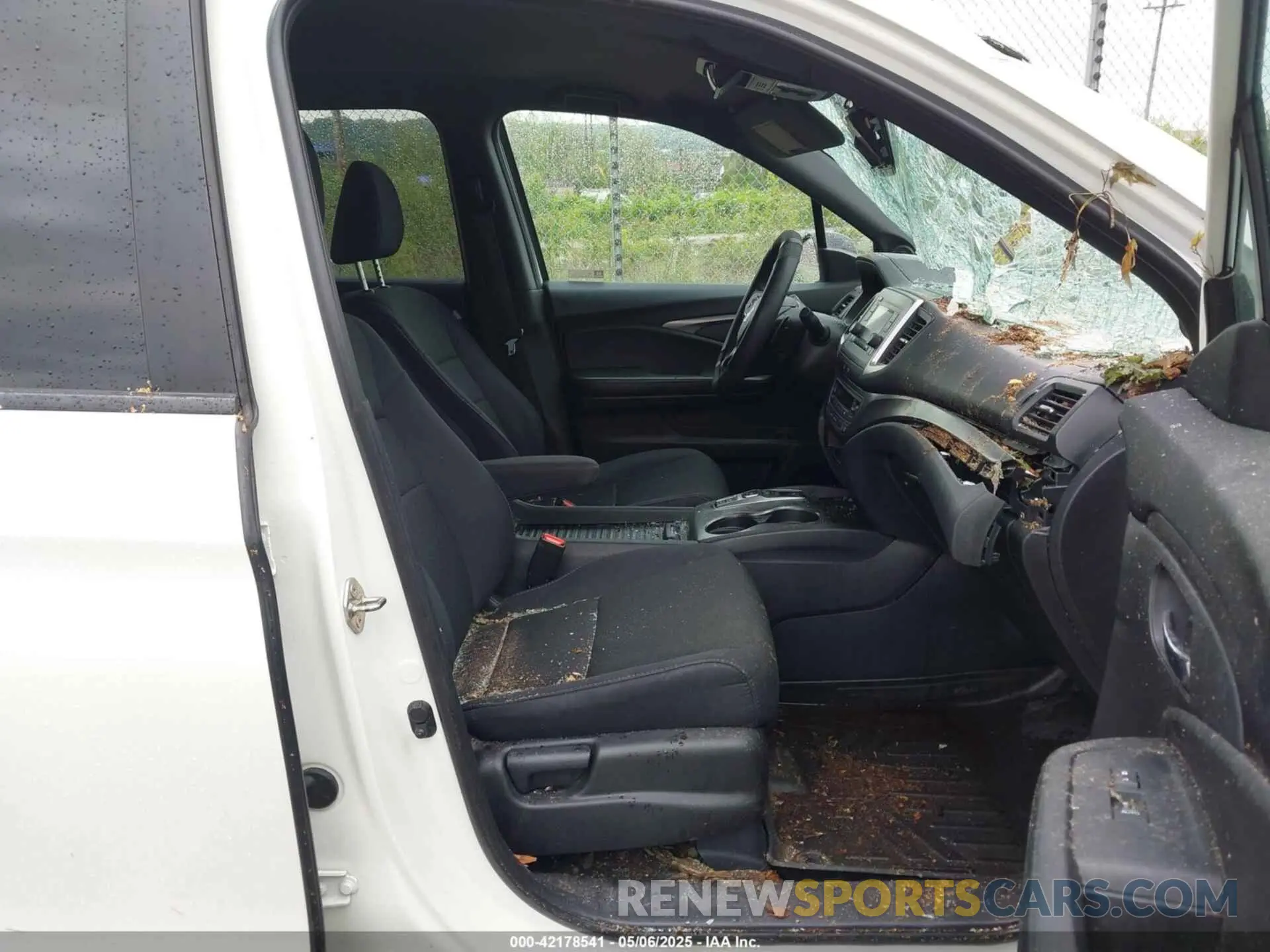 5 Photograph of a damaged car 5FNYF8H28KB010303 HONDA PASSPORT 2019