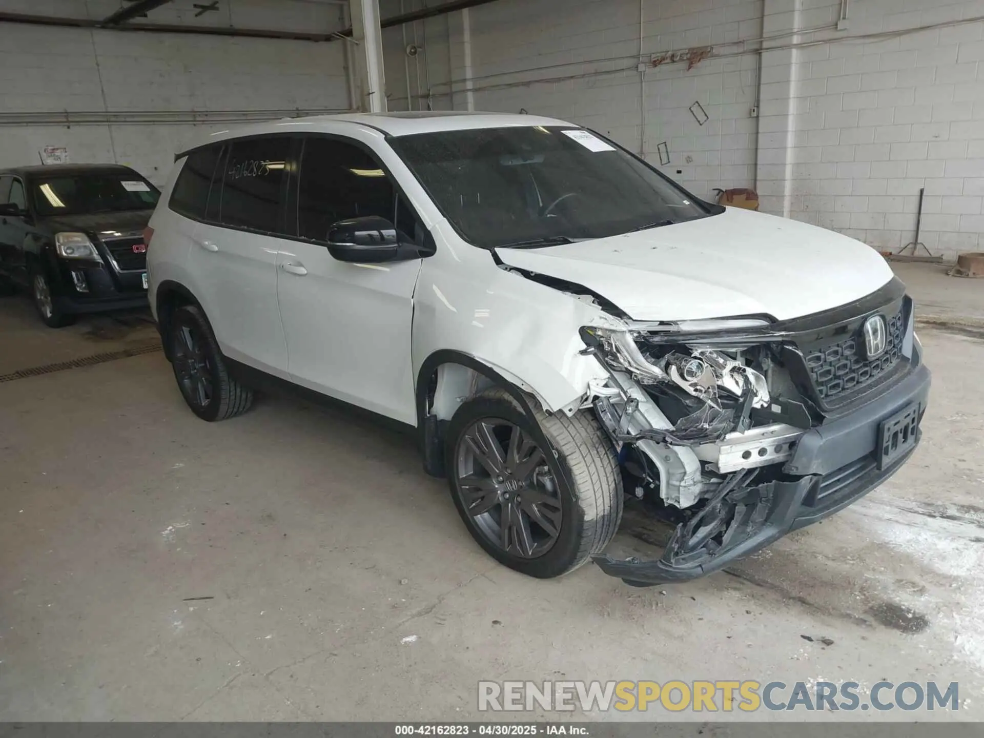 1 Photograph of a damaged car 5FNYF8H51KB028703 HONDA PASSPORT 2019