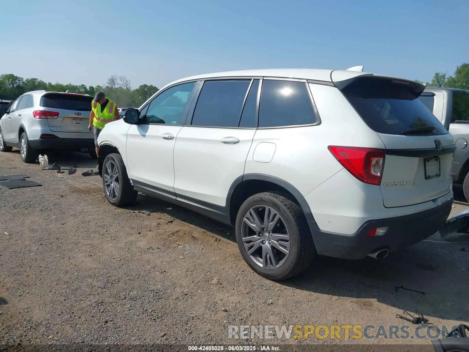 3 Photograph of a damaged car 5FNYF8H56KB029748 HONDA PASSPORT 2019