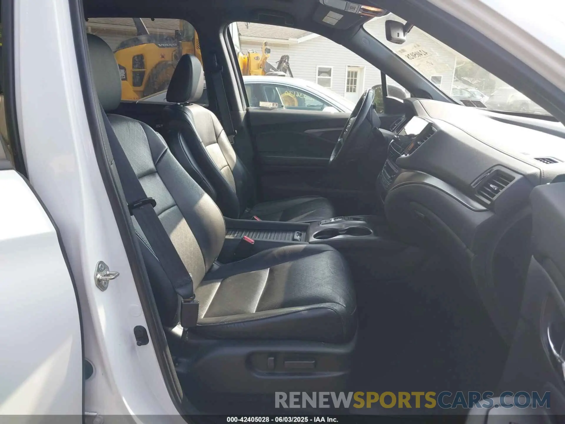 5 Photograph of a damaged car 5FNYF8H56KB029748 HONDA PASSPORT 2019