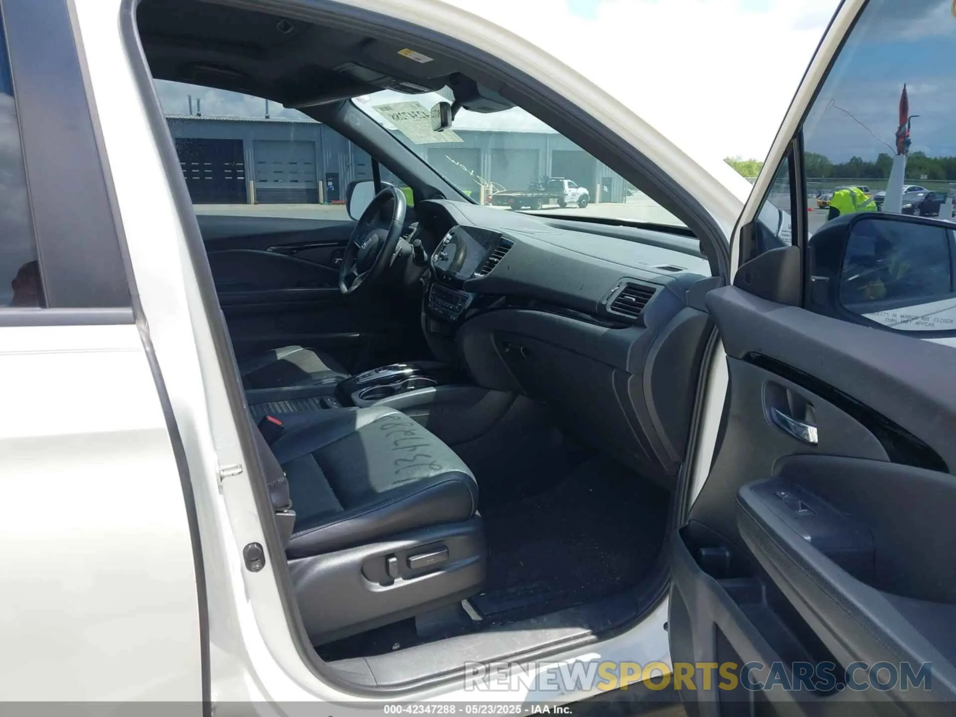 5 Photograph of a damaged car 5FNYF8H90KB002211 HONDA PASSPORT 2019