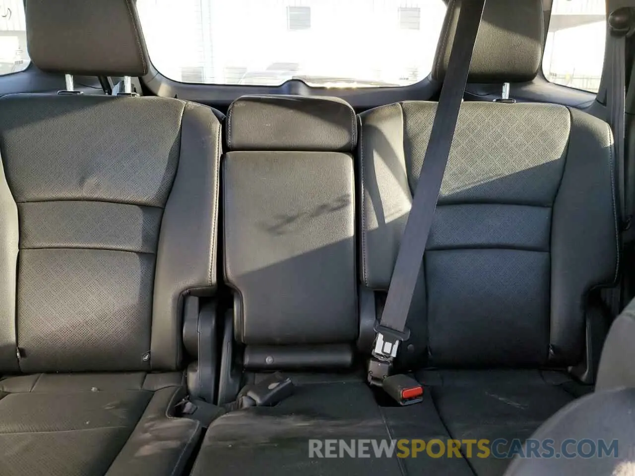 10 Photograph of a damaged car 5FNYF7H58LB005687 HONDA PASSPORT 2020