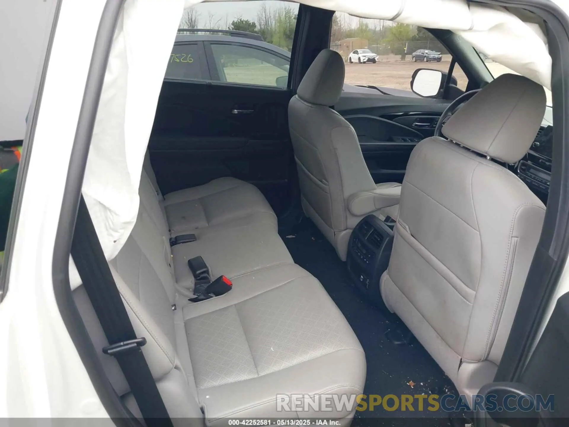 8 Photograph of a damaged car 5FNYF8H01LB019179 HONDA PASSPORT 2020
