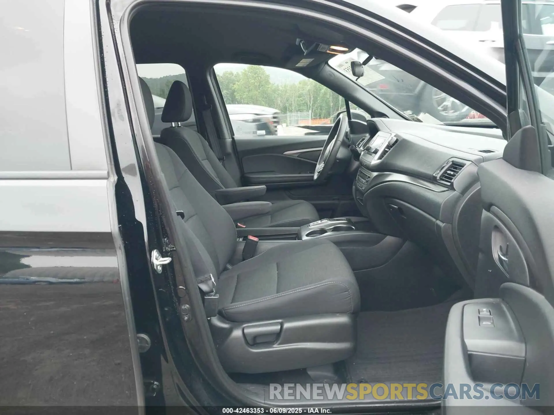 5 Photograph of a damaged car 5FNYF8H25LB012768 HONDA PASSPORT 2020