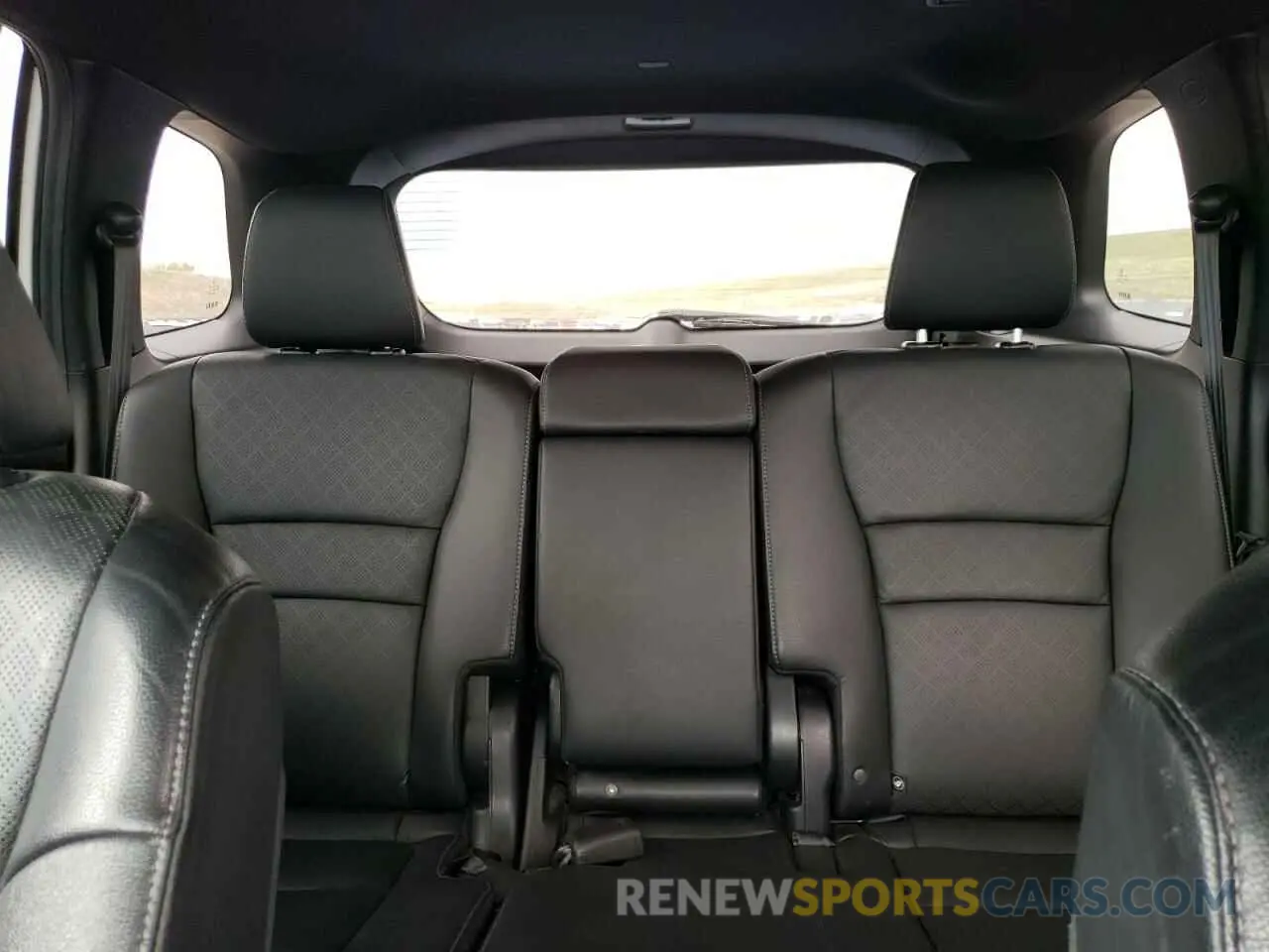 10 Photograph of a damaged car 5FNYF8H50LB005186 HONDA PASSPORT 2020