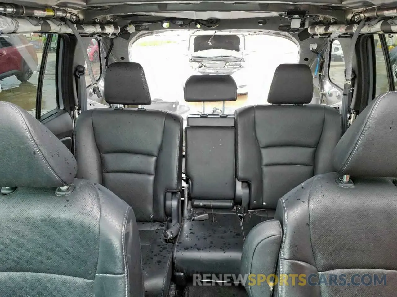 10 Photograph of a damaged car 5FNYF8H52LB002113 HONDA PASSPORT 2020