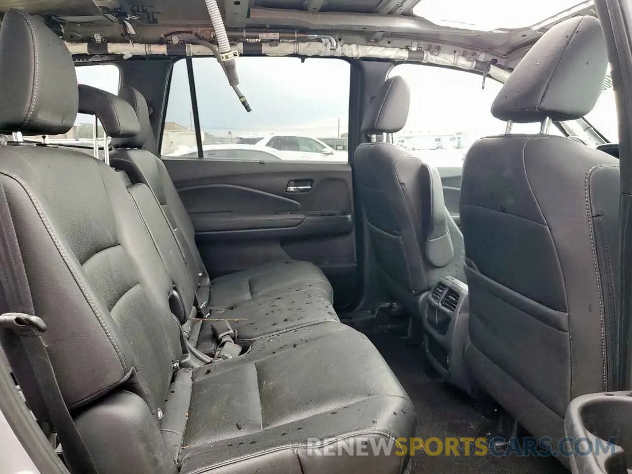 11 Photograph of a damaged car 5FNYF8H52LB002113 HONDA PASSPORT 2020
