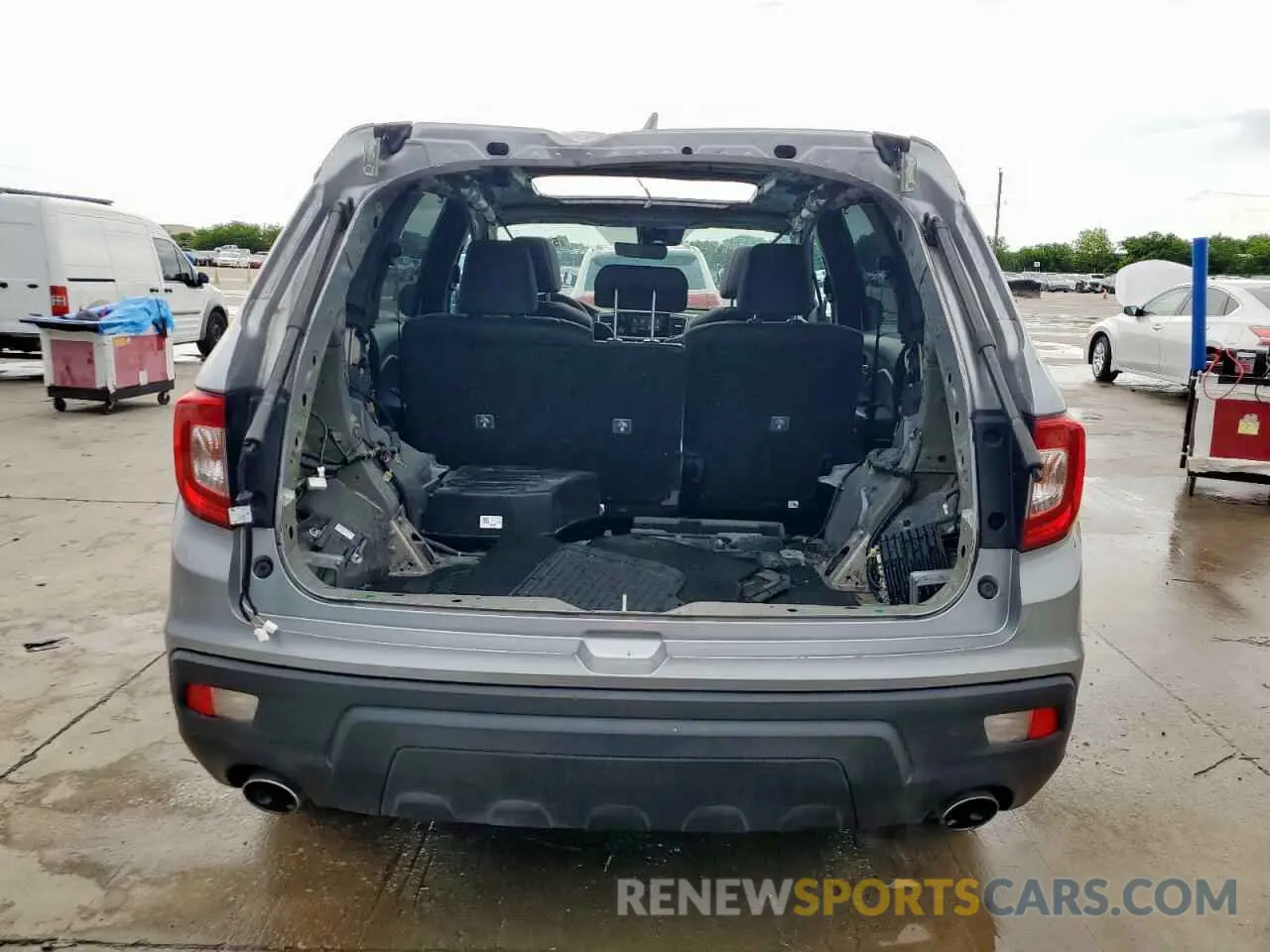 6 Photograph of a damaged car 5FNYF8H52LB002113 HONDA PASSPORT 2020