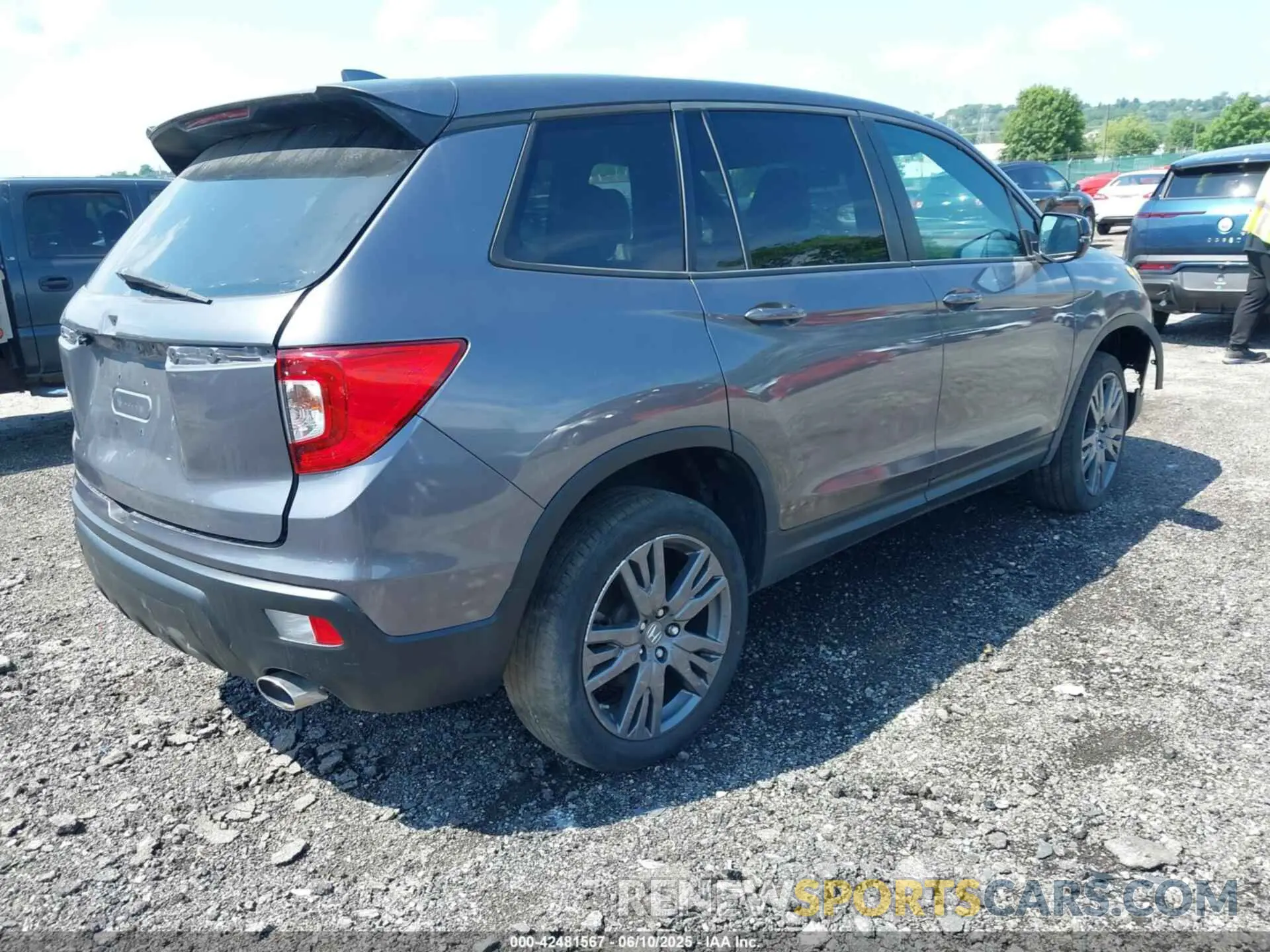 4 Photograph of a damaged car 5FNYF8H52LB008381 HONDA PASSPORT 2020