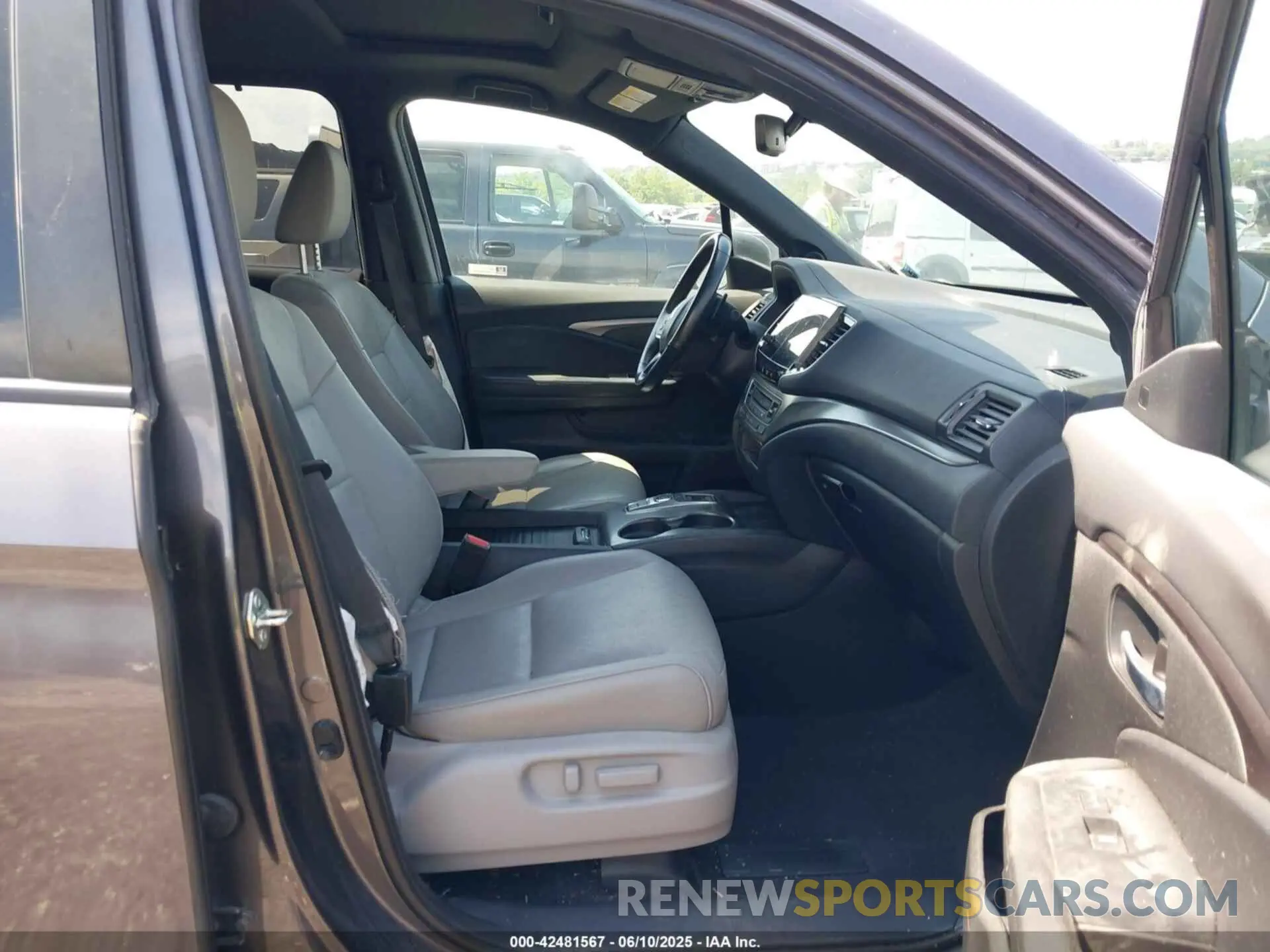 5 Photograph of a damaged car 5FNYF8H52LB008381 HONDA PASSPORT 2020