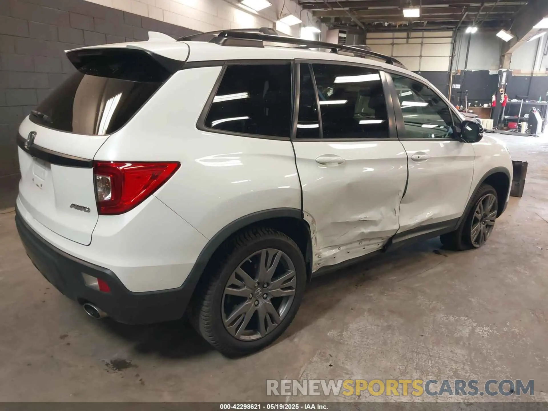 4 Photograph of a damaged car 5FNYF8H52LB009336 HONDA PASSPORT 2020
