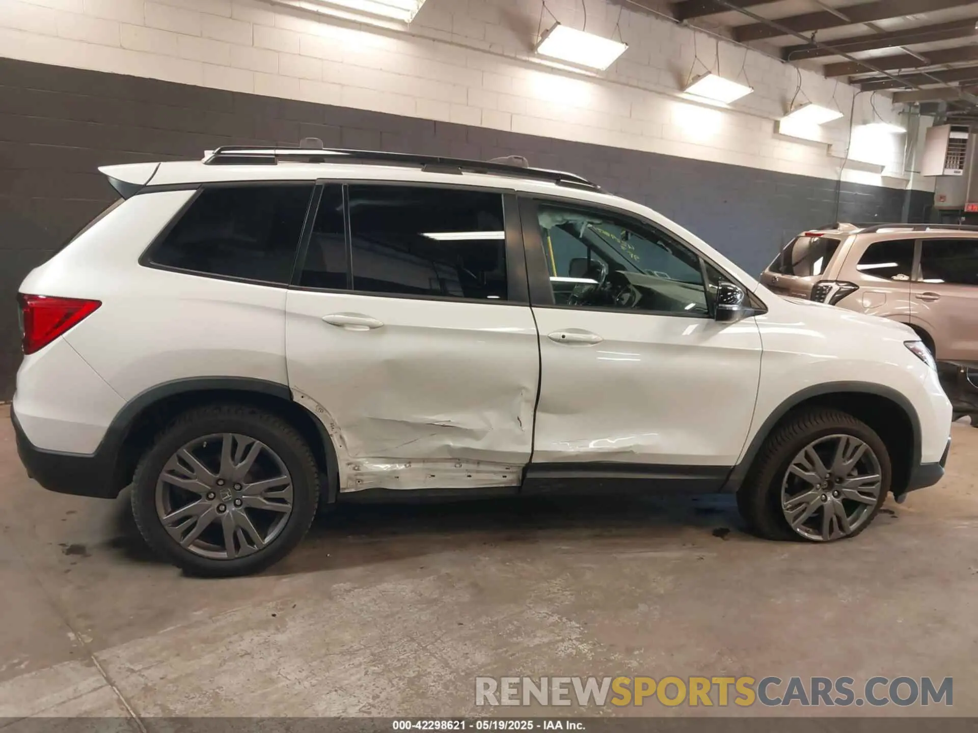 6 Photograph of a damaged car 5FNYF8H52LB009336 HONDA PASSPORT 2020