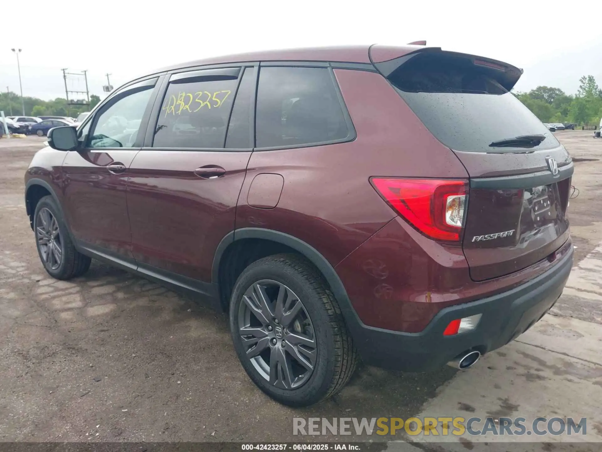 3 Photograph of a damaged car 5FNYF8H54MB016452 HONDA PASSPORT 2021