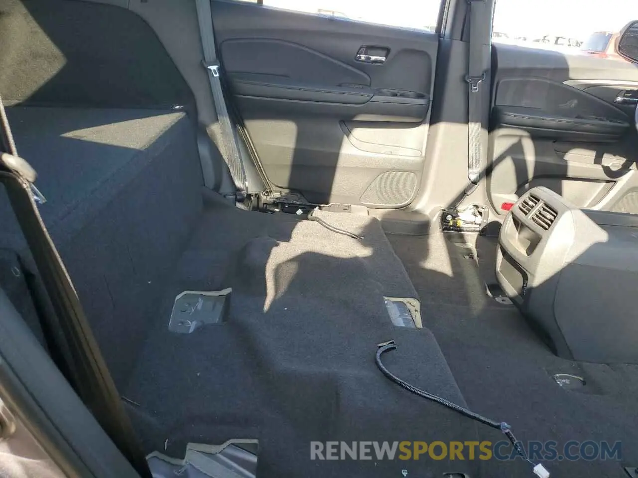 11 Photograph of a damaged car 5FNYF8H56MB038792 HONDA PASSPORT 2021
