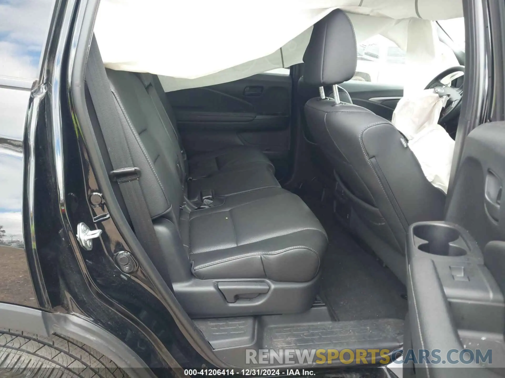 8 Photograph of a damaged car 5FNYF7H51NB000270 HONDA PASSPORT 2022