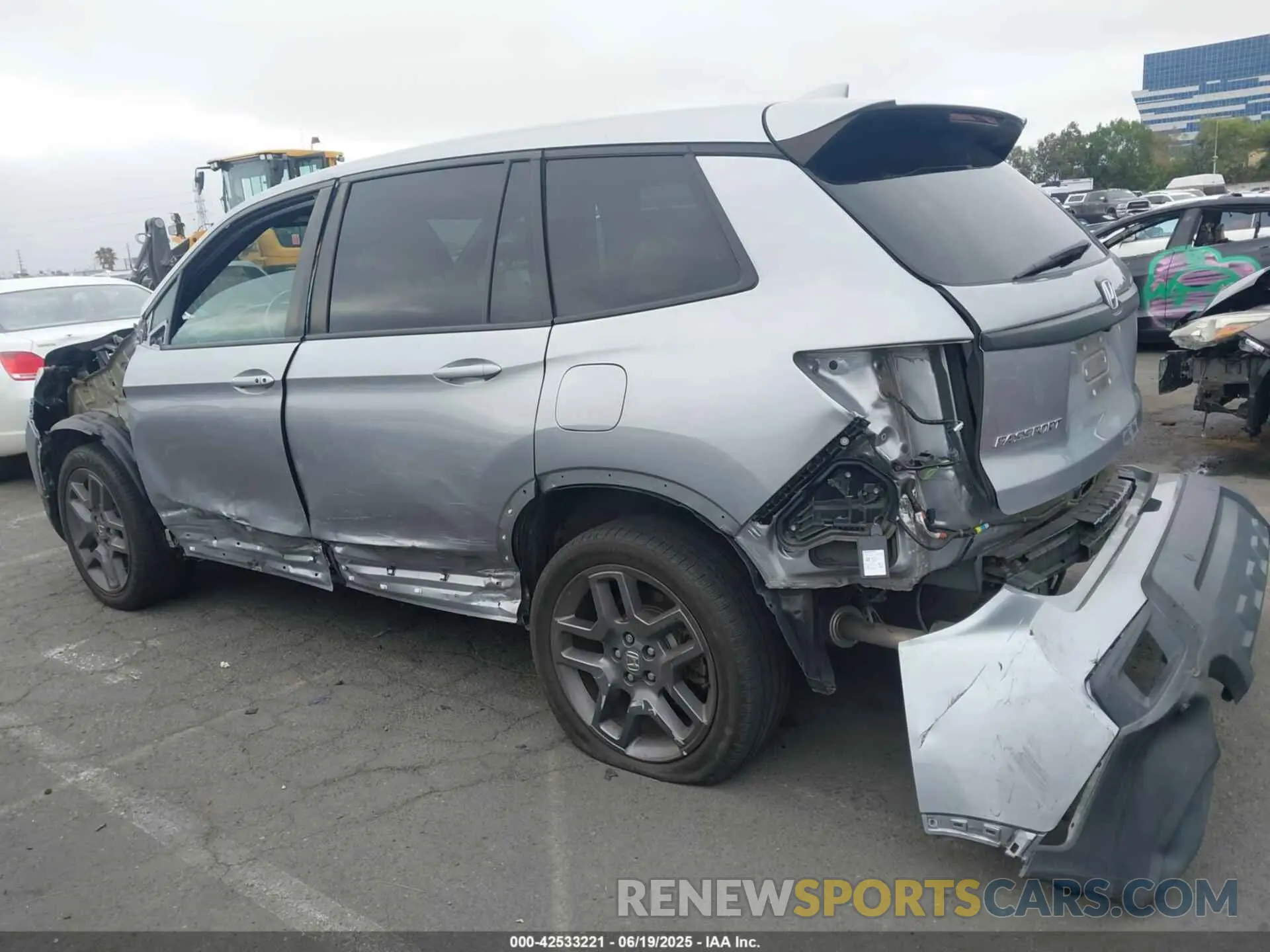 15 Photograph of a damaged car 5FNYF7H52NB003467 HONDA PASSPORT 2022