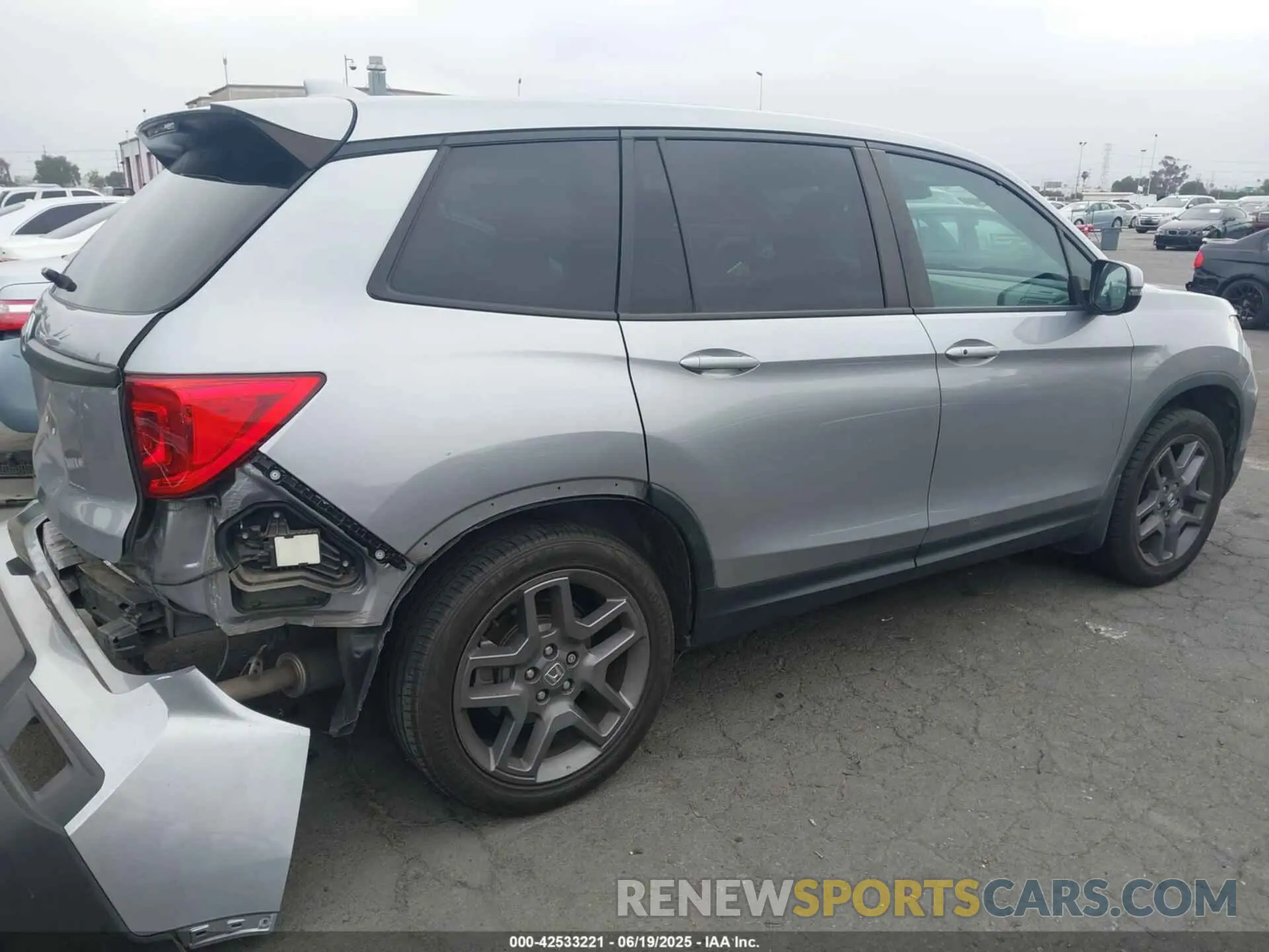 4 Photograph of a damaged car 5FNYF7H52NB003467 HONDA PASSPORT 2022