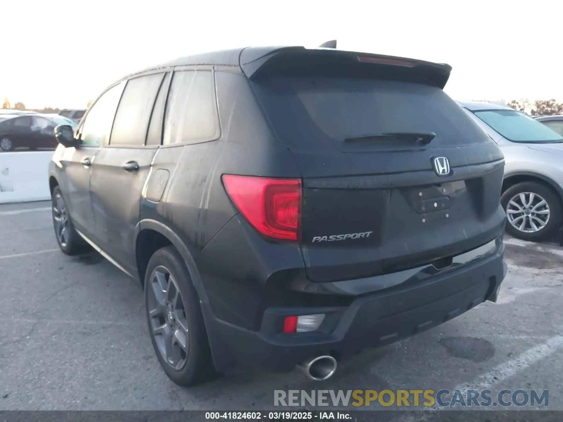 3 Photograph of a damaged car 5FNYF7H53NB005762 HONDA PASSPORT 2022